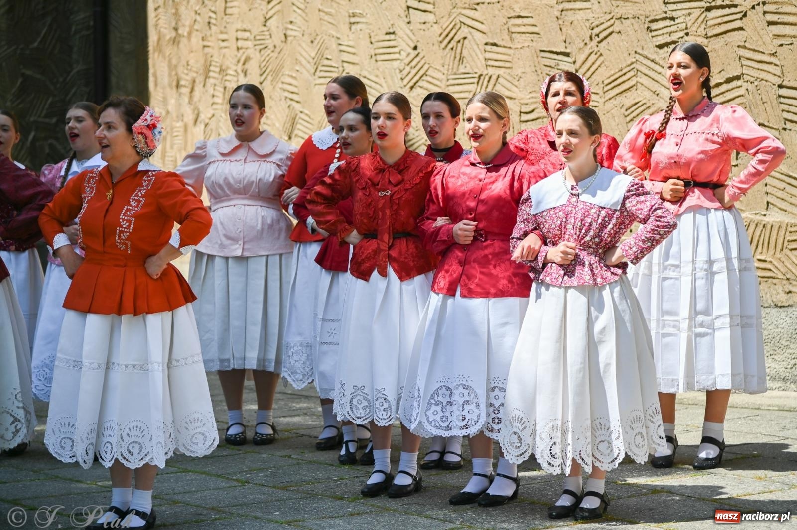 Zdjęcie w galerii na portalu naszraciborz.pl: Msza święta w okrąglaku z udziałem artystów z Chorwacji i Węgier wiadomości z regionu
