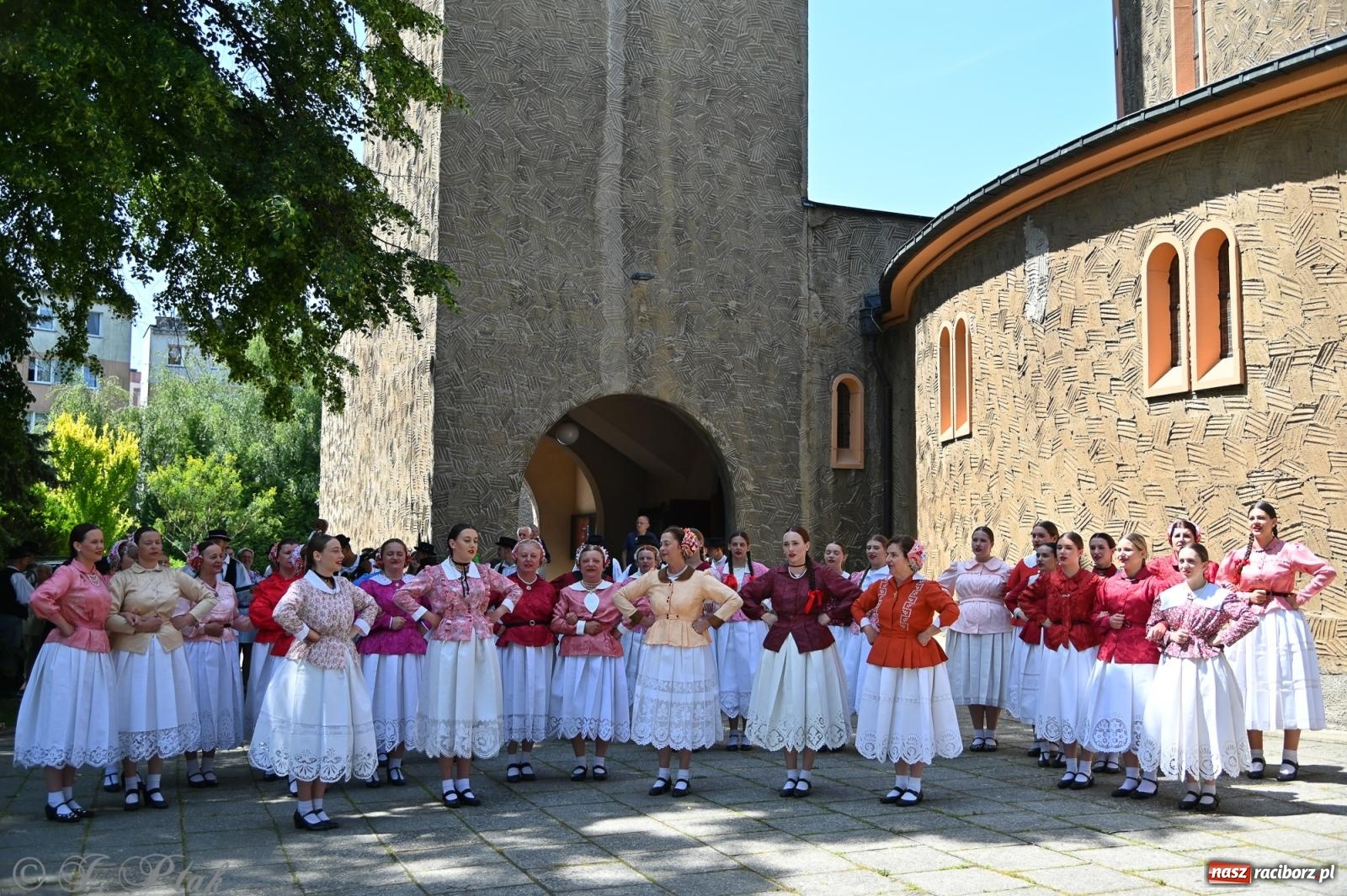 Zdjęcie w galerii na portalu naszraciborz.pl: Msza święta w okrąglaku z udziałem artystów z Chorwacji i Węgier wiadomości z regionu