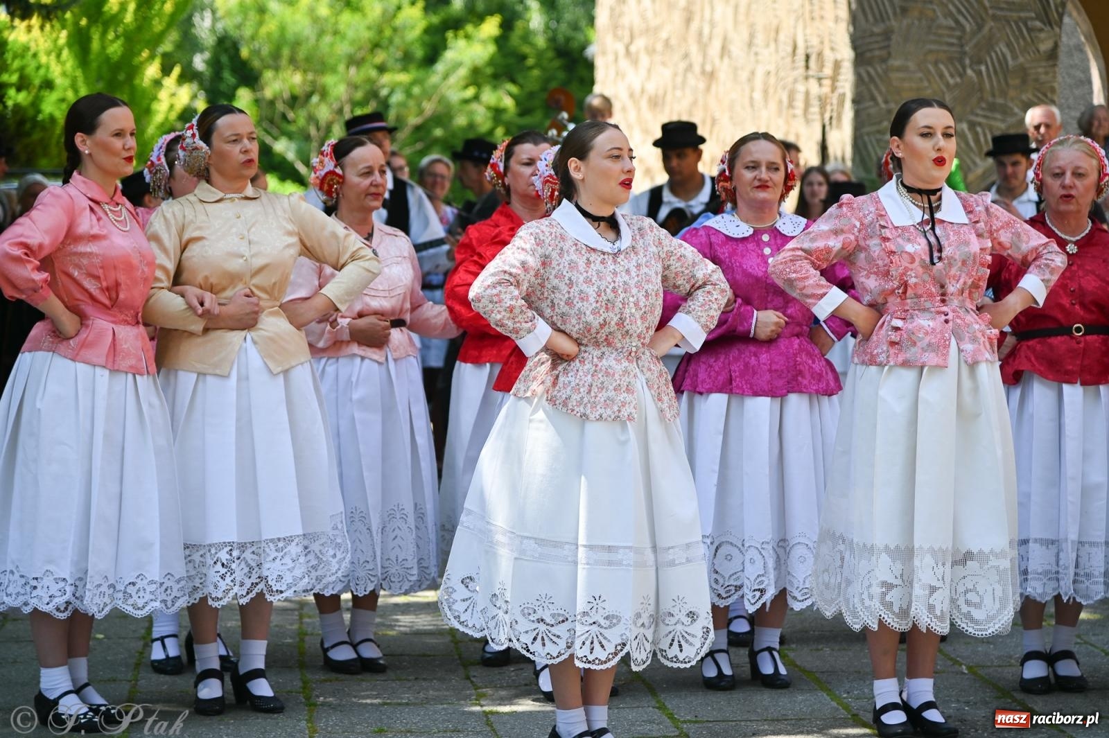 Zdjęcie w galerii na portalu naszraciborz.pl: Msza święta w okrąglaku z udziałem artystów z Chorwacji i Węgier wiadomości z regionu