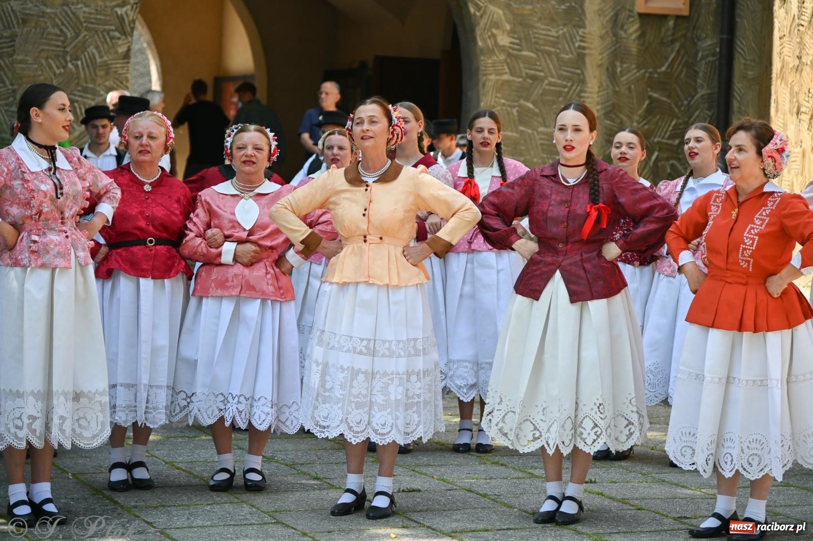 Zdjęcie w galerii na portalu naszraciborz.pl: Msza święta w okrąglaku z udziałem artystów z Chorwacji i Węgier wiadomości z regionu