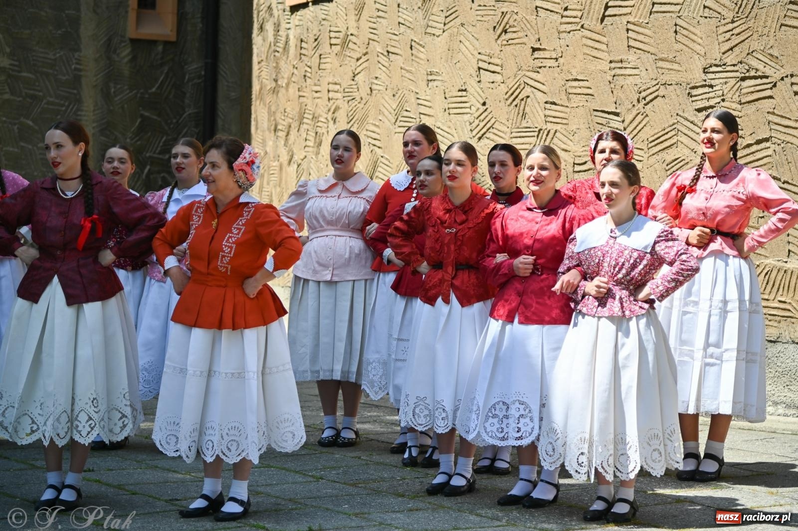 Zdjęcie w galerii na portalu naszraciborz.pl: Msza święta w okrąglaku z udziałem artystów z Chorwacji i Węgier wiadomości z regionu
