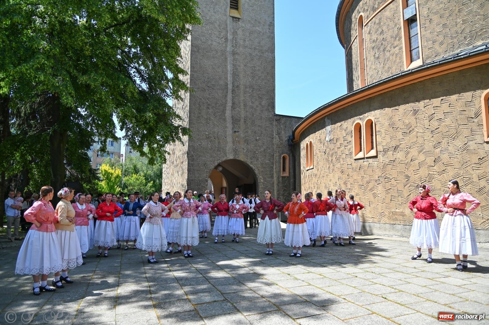 Zdjęcie w galerii na portalu naszraciborz.pl: Msza święta w okrąglaku z udziałem artystów z Chorwacji i Węgier wiadomości z regionu