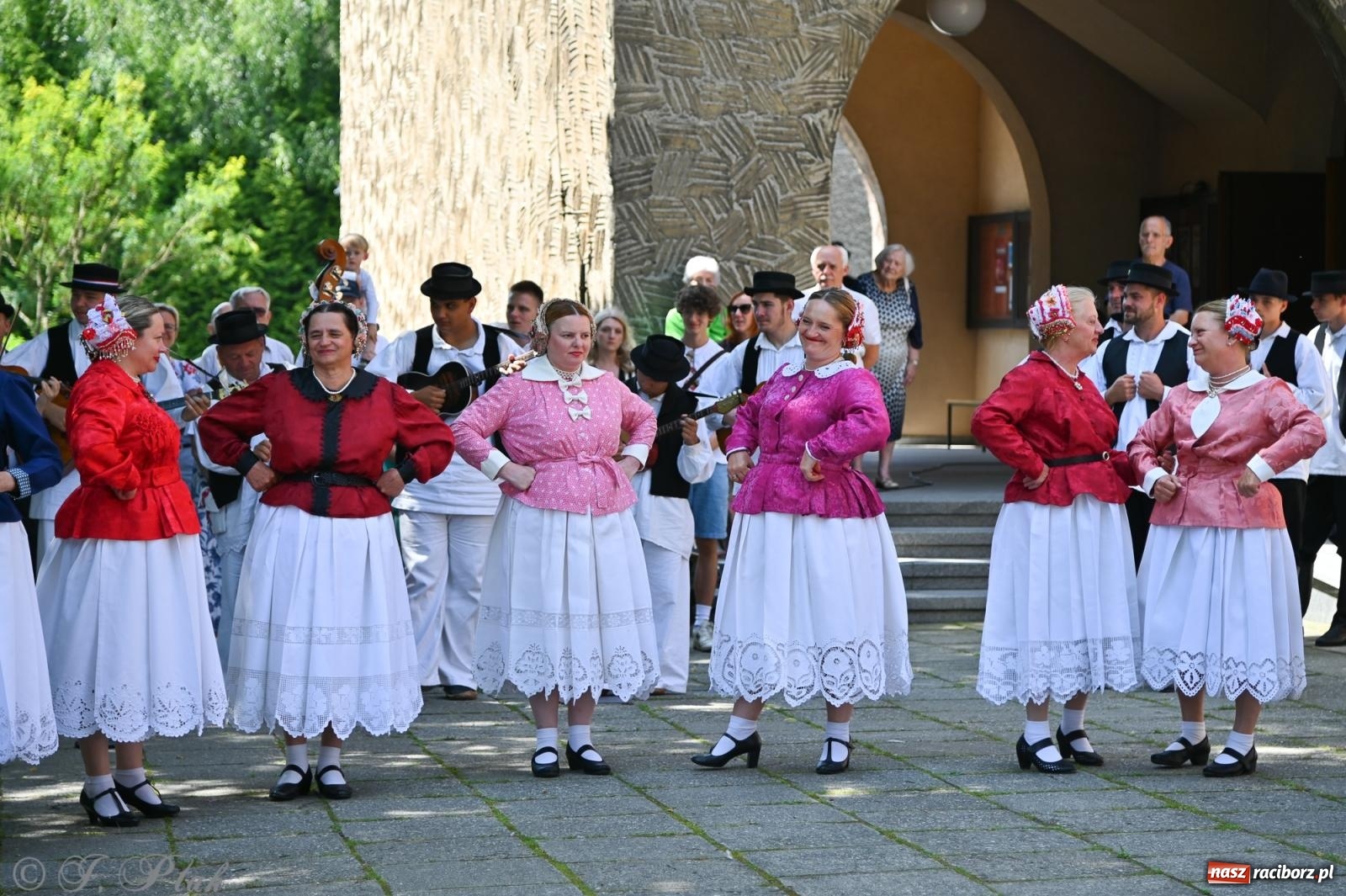Zdjęcie w galerii na portalu naszraciborz.pl: Msza święta w okrąglaku z udziałem artystów z Chorwacji i Węgier wiadomości z regionu