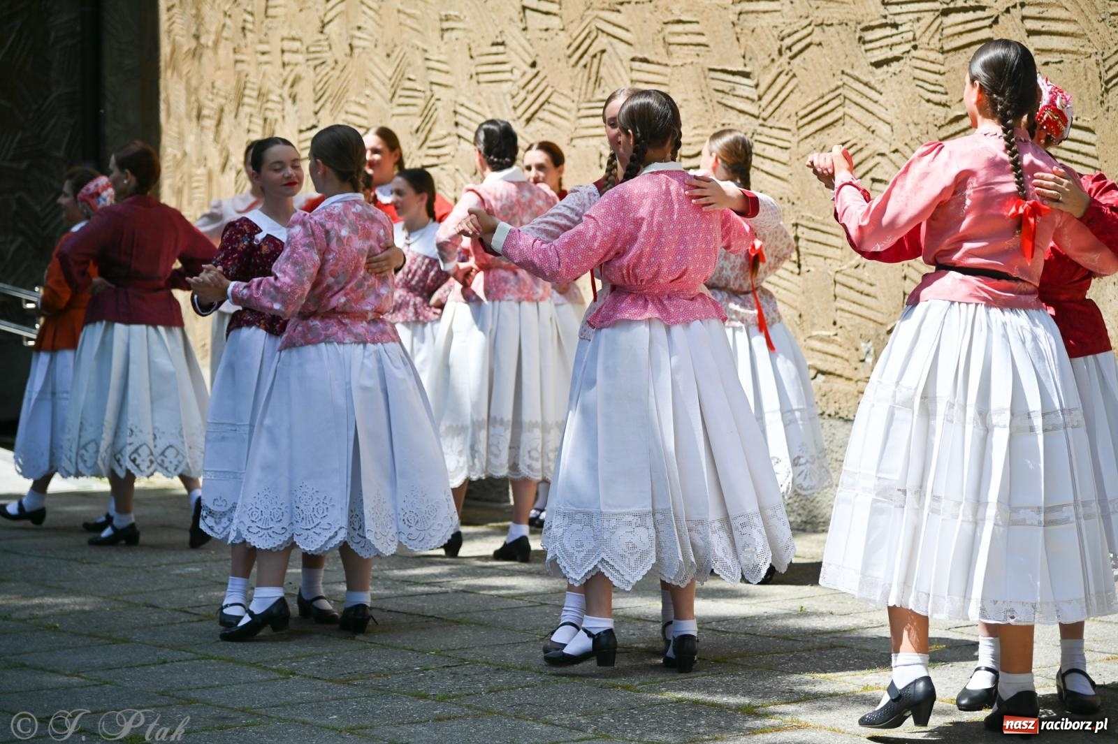 Zdjęcie w galerii na portalu naszraciborz.pl: Msza święta w okrąglaku z udziałem artystów z Chorwacji i Węgier wiadomości z regionu