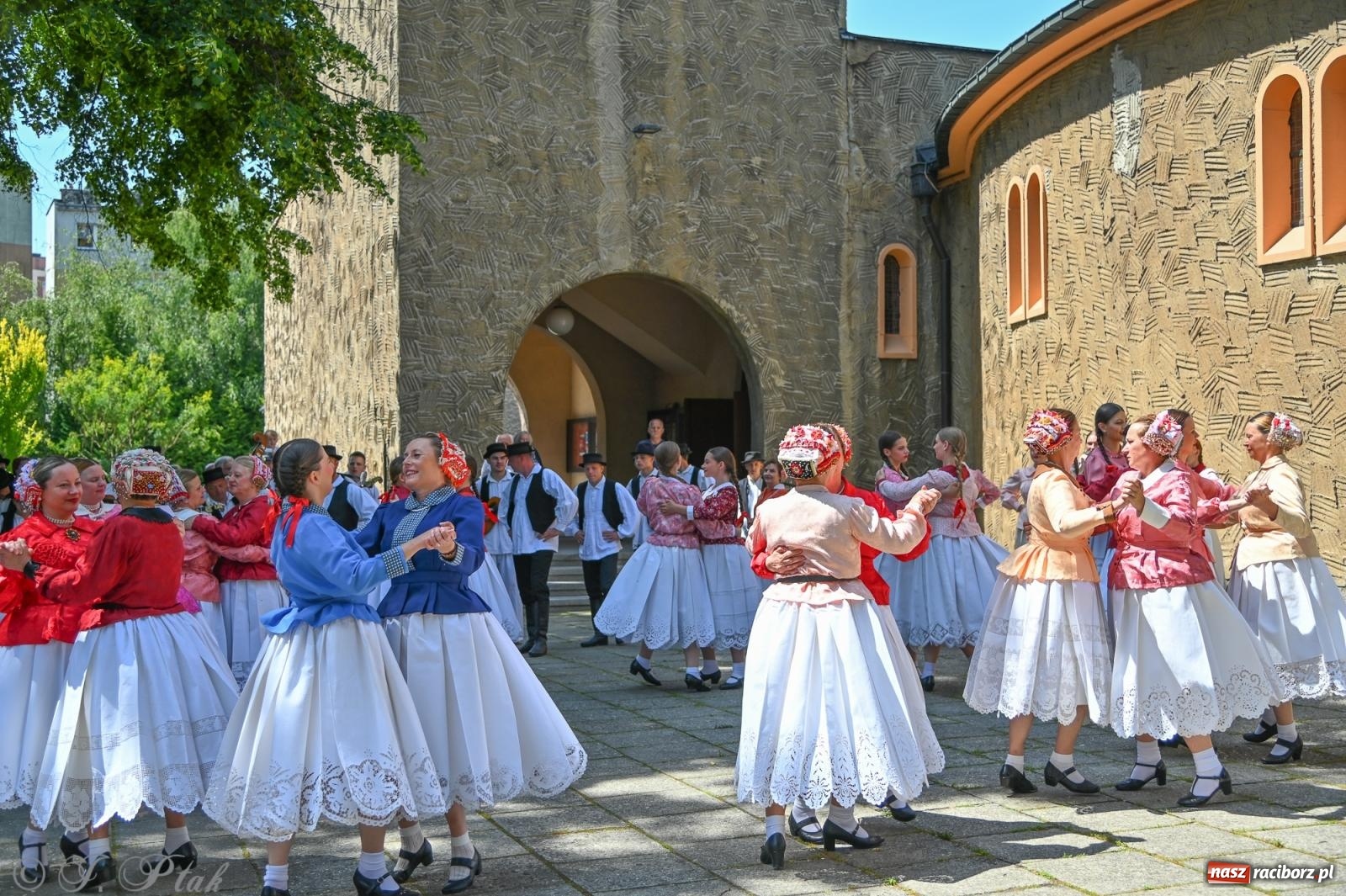 Zdjęcie w galerii na portalu naszraciborz.pl: Msza święta w okrąglaku z udziałem artystów z Chorwacji i Węgier wiadomości z regionu
