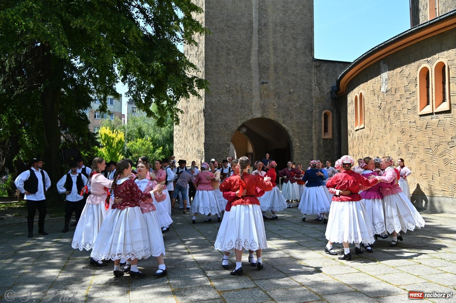 Zdjęcie w galerii na portalu naszraciborz.pl: Msza święta w okrąglaku z udziałem artystów z Chorwacji i Węgier wiadomości z regionu