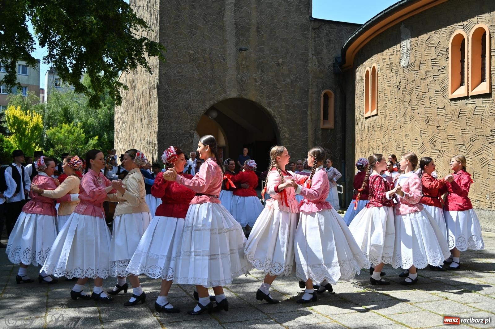 Zdjęcie w galerii na portalu naszraciborz.pl: Msza święta w okrąglaku z udziałem artystów z Chorwacji i Węgier wiadomości z regionu