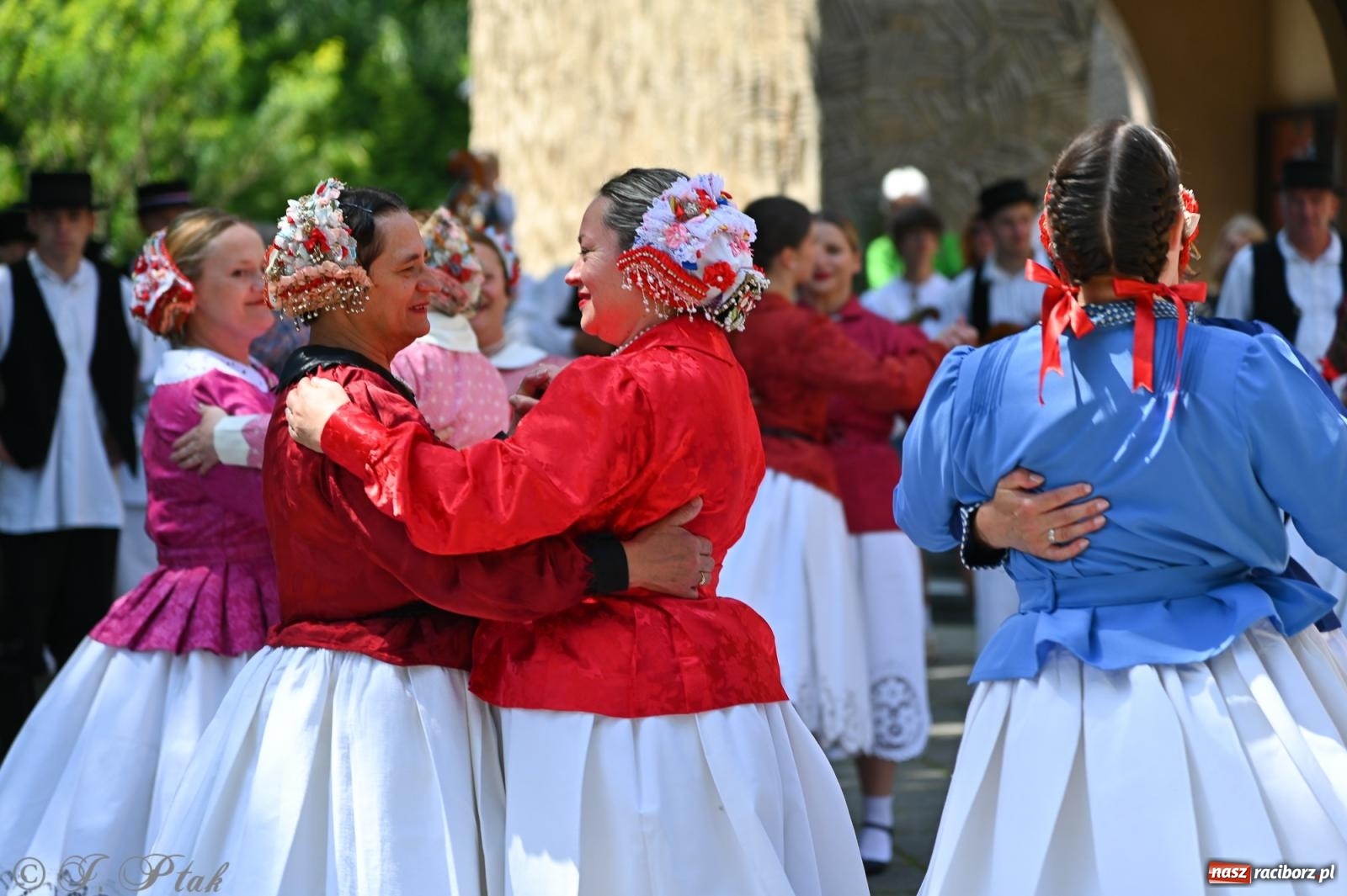 Zdjęcie w galerii na portalu naszraciborz.pl: Msza święta w okrąglaku z udziałem artystów z Chorwacji i Węgier wiadomości z regionu