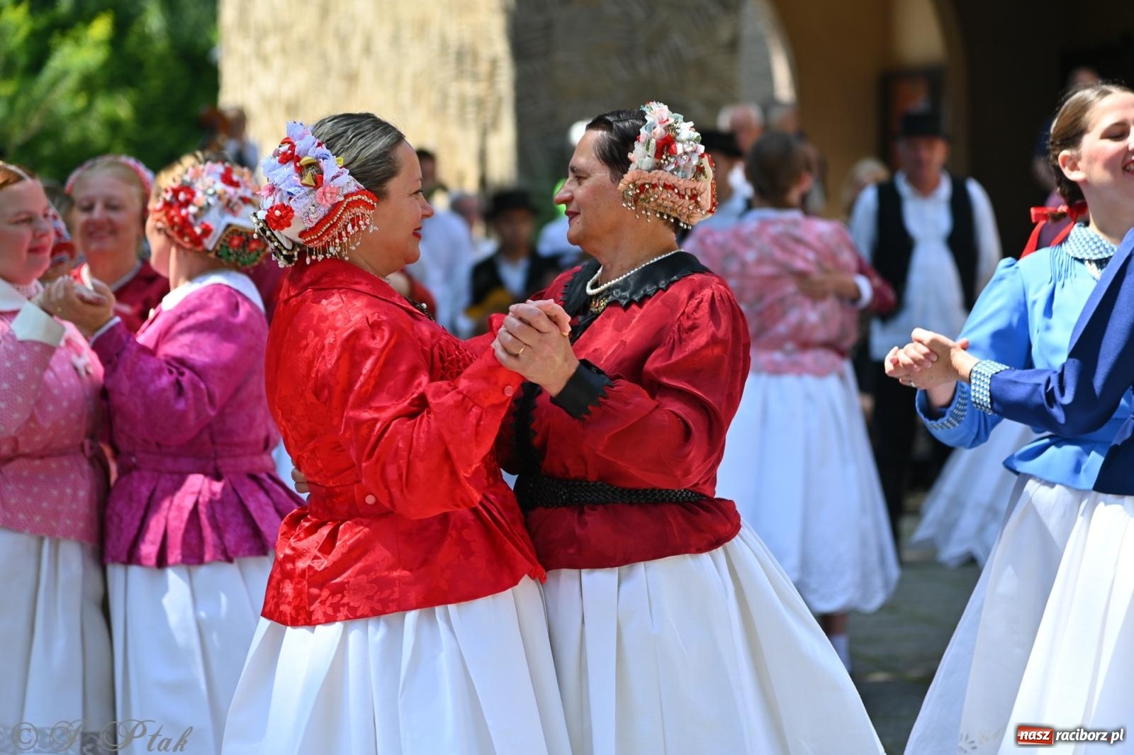 Zdjęcie w galerii na portalu naszraciborz.pl: Msza święta w okrąglaku z udziałem artystów z Chorwacji i Węgier wiadomości z regionu