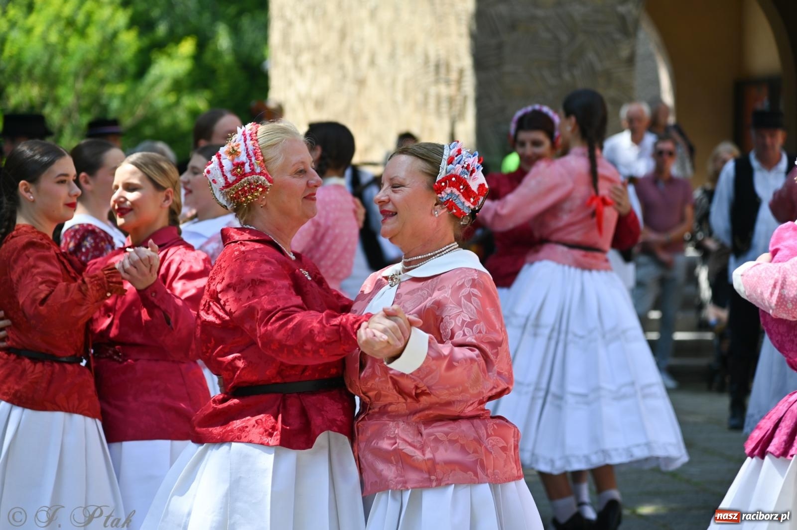 Zdjęcie w galerii na portalu naszraciborz.pl: Msza święta w okrąglaku z udziałem artystów z Chorwacji i Węgier wiadomości z regionu