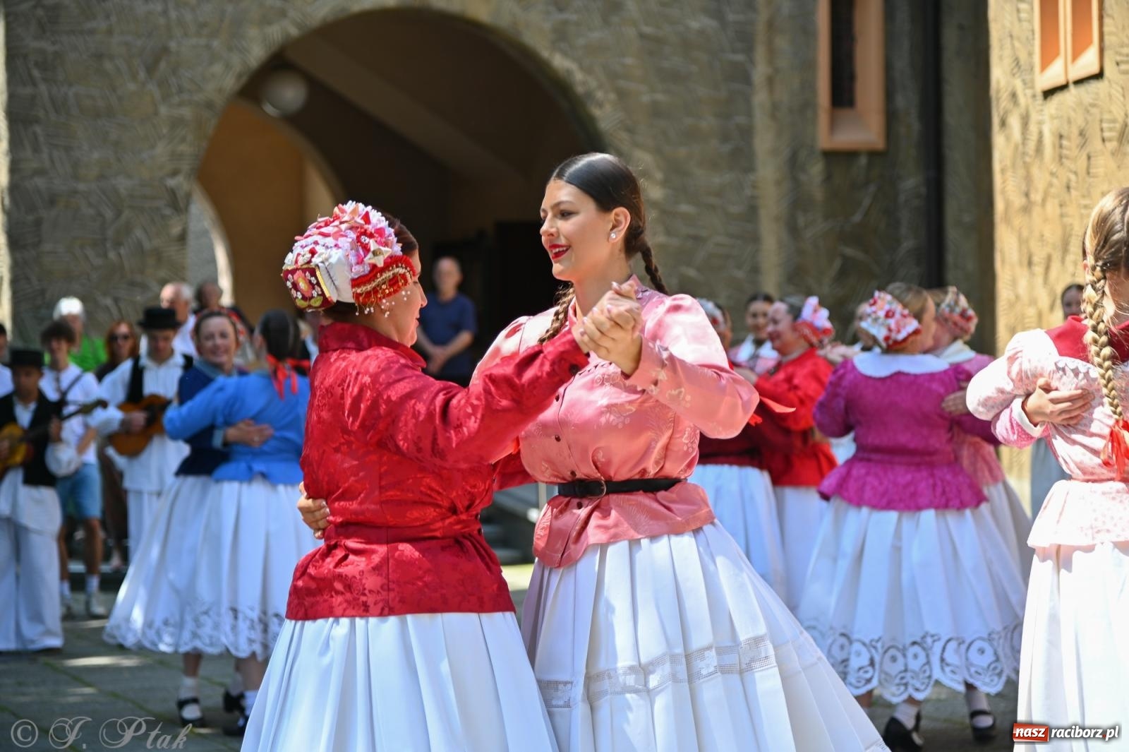 Zdjęcie w galerii na portalu naszraciborz.pl: Msza święta w okrąglaku z udziałem artystów z Chorwacji i Węgier wiadomości z regionu