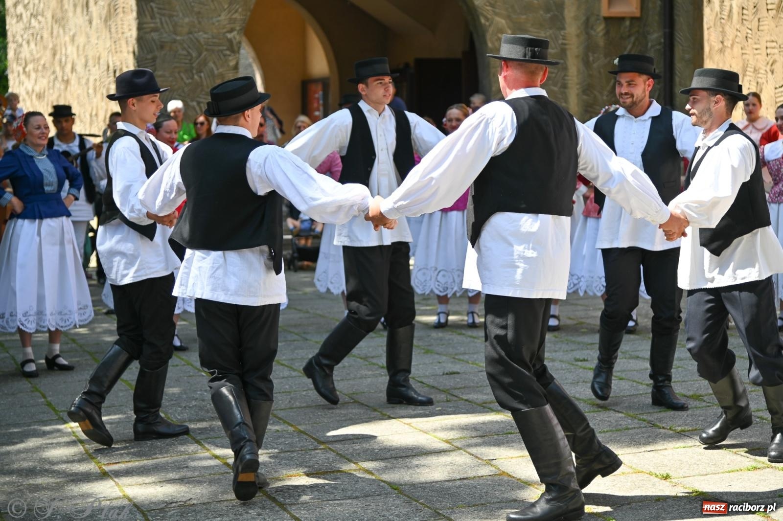 Zdjęcie w galerii na portalu naszraciborz.pl: Msza święta w okrąglaku z udziałem artystów z Chorwacji i Węgier wiadomości z regionu