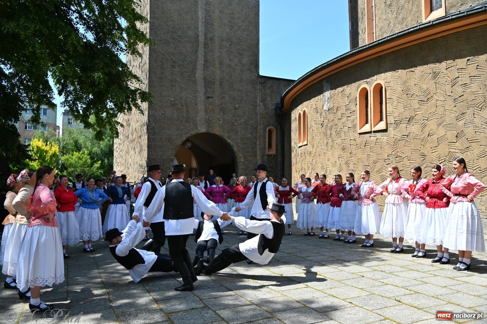 Zdjęcie w galerii na portalu naszraciborz.pl: Msza święta w okrąglaku z udziałem artystów z Chorwacji i Węgier wiadomości z regionu