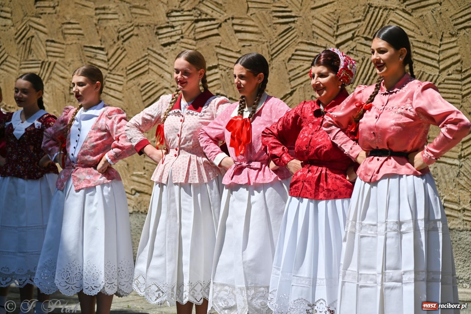 Zdjęcie w galerii na portalu naszraciborz.pl: Msza święta w okrąglaku z udziałem artystów z Chorwacji i Węgier wiadomości z regionu