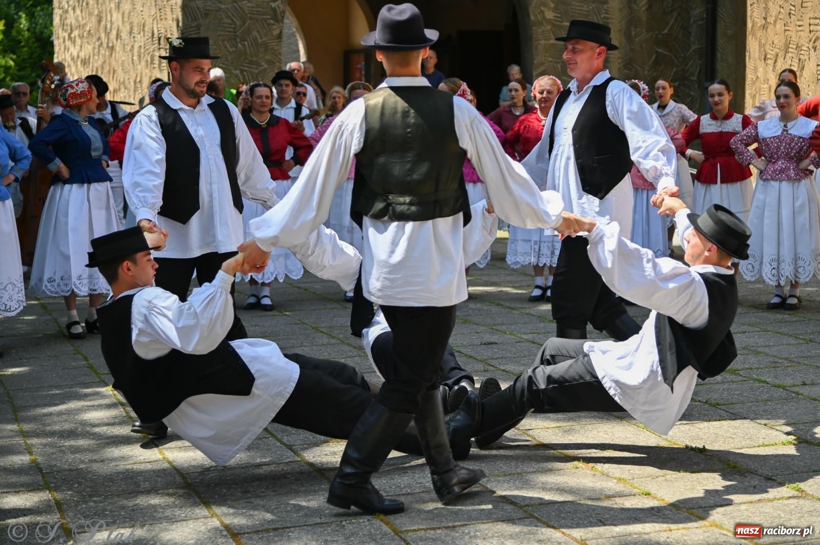 Zdjęcie w galerii na portalu naszraciborz.pl: Msza święta w okrąglaku z udziałem artystów z Chorwacji i Węgier wiadomości z regionu