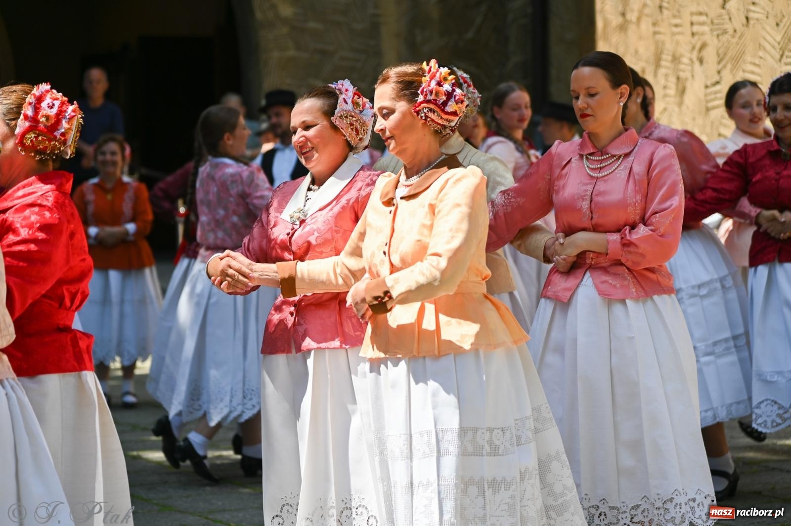 Zdjęcie w galerii na portalu naszraciborz.pl: Msza święta w okrąglaku z udziałem artystów z Chorwacji i Węgier wiadomości z regionu