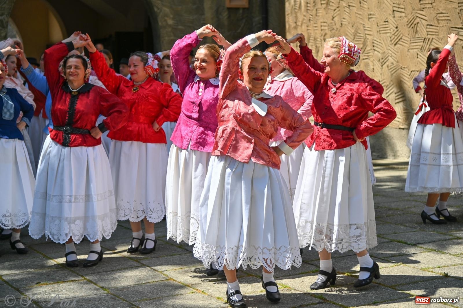 Zdjęcie w galerii na portalu naszraciborz.pl: Msza święta w okrąglaku z udziałem artystów z Chorwacji i Węgier wiadomości z regionu