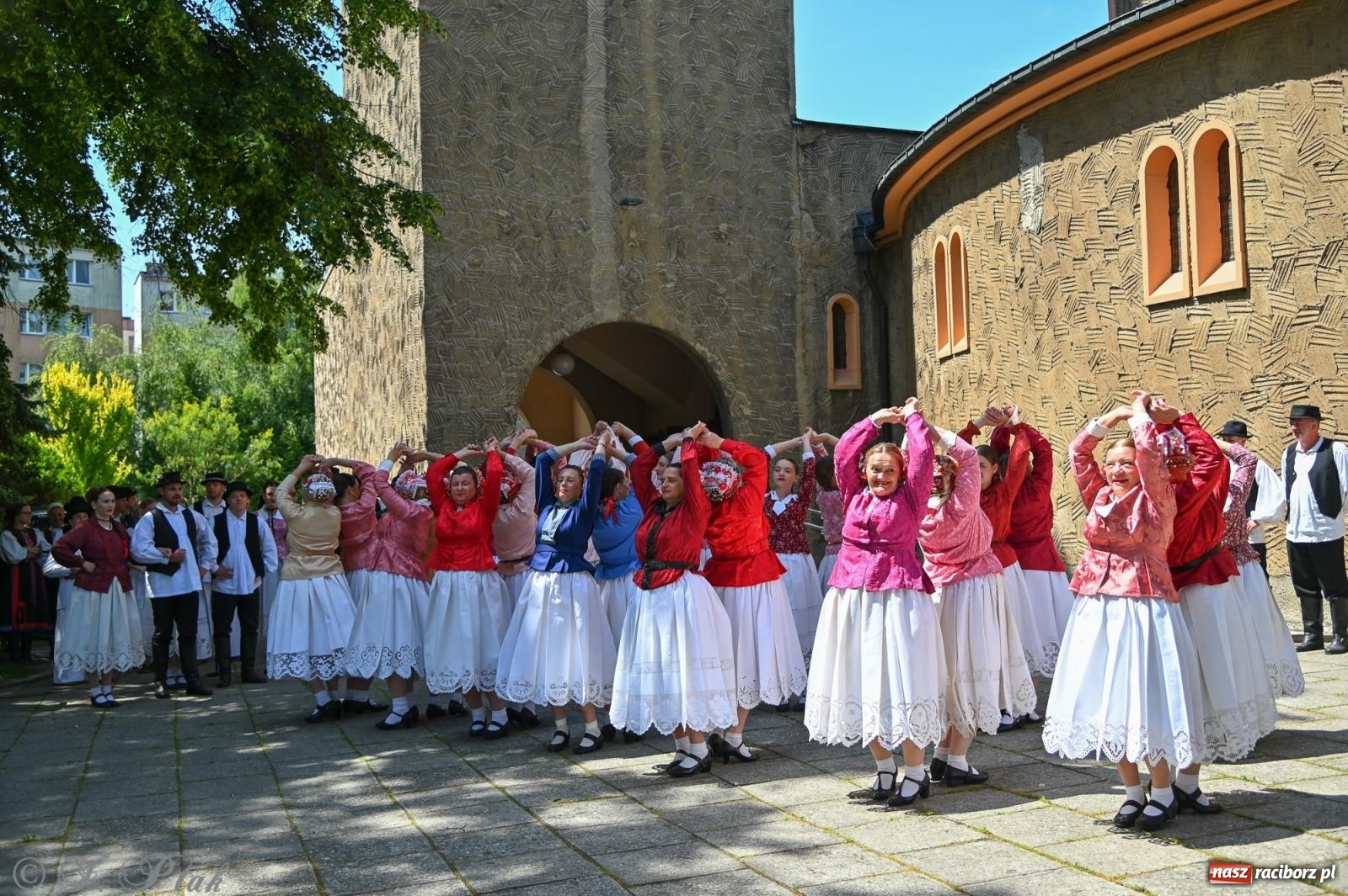 Zdjęcie w galerii na portalu naszraciborz.pl: Msza święta w okrąglaku z udziałem artystów z Chorwacji i Węgier wiadomości z regionu