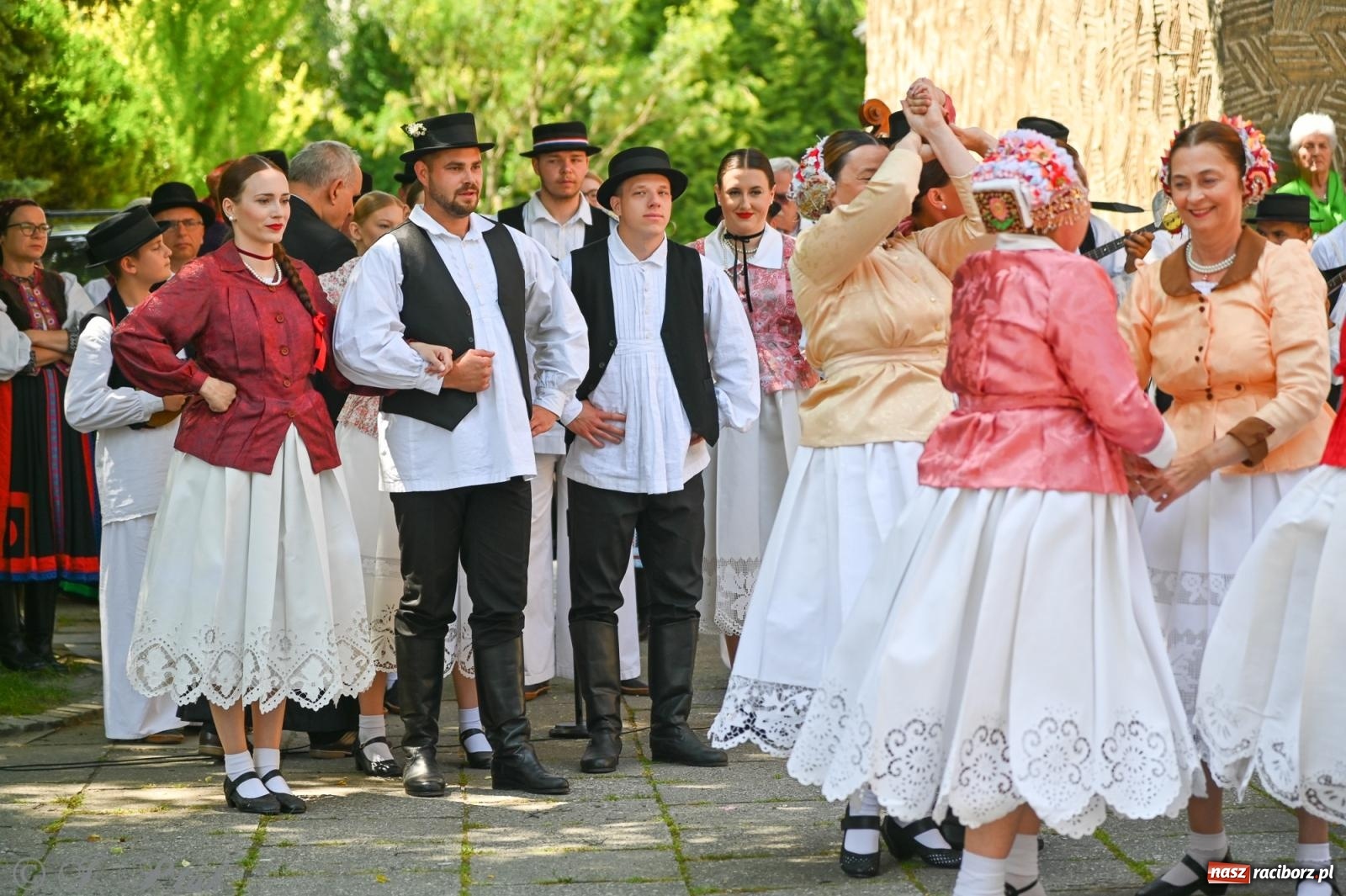Zdjęcie w galerii na portalu naszraciborz.pl: Msza święta w okrąglaku z udziałem artystów z Chorwacji i Węgier wiadomości z regionu