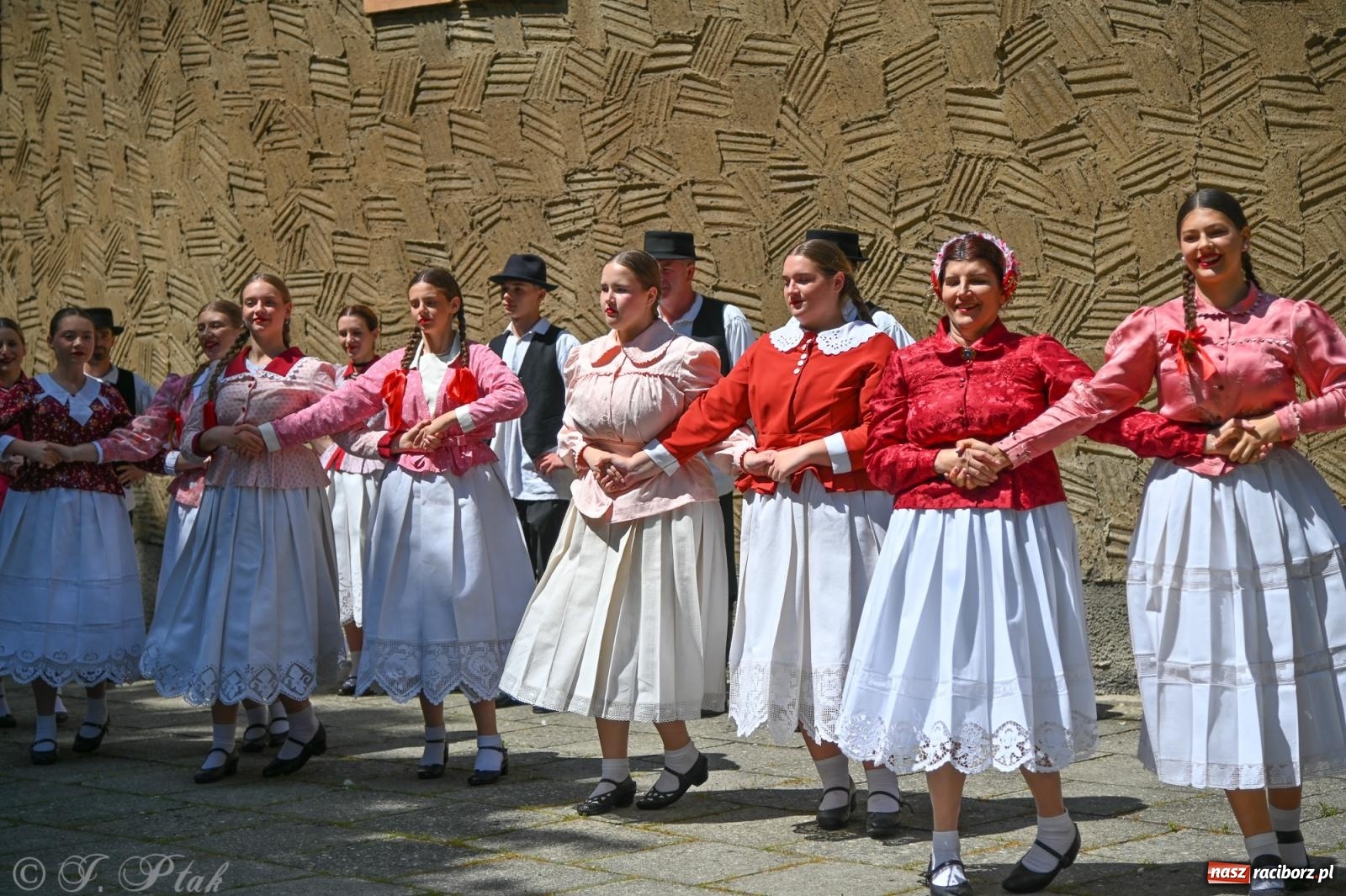 Zdjęcie w galerii na portalu naszraciborz.pl: Msza święta w okrąglaku z udziałem artystów z Chorwacji i Węgier wiadomości z regionu