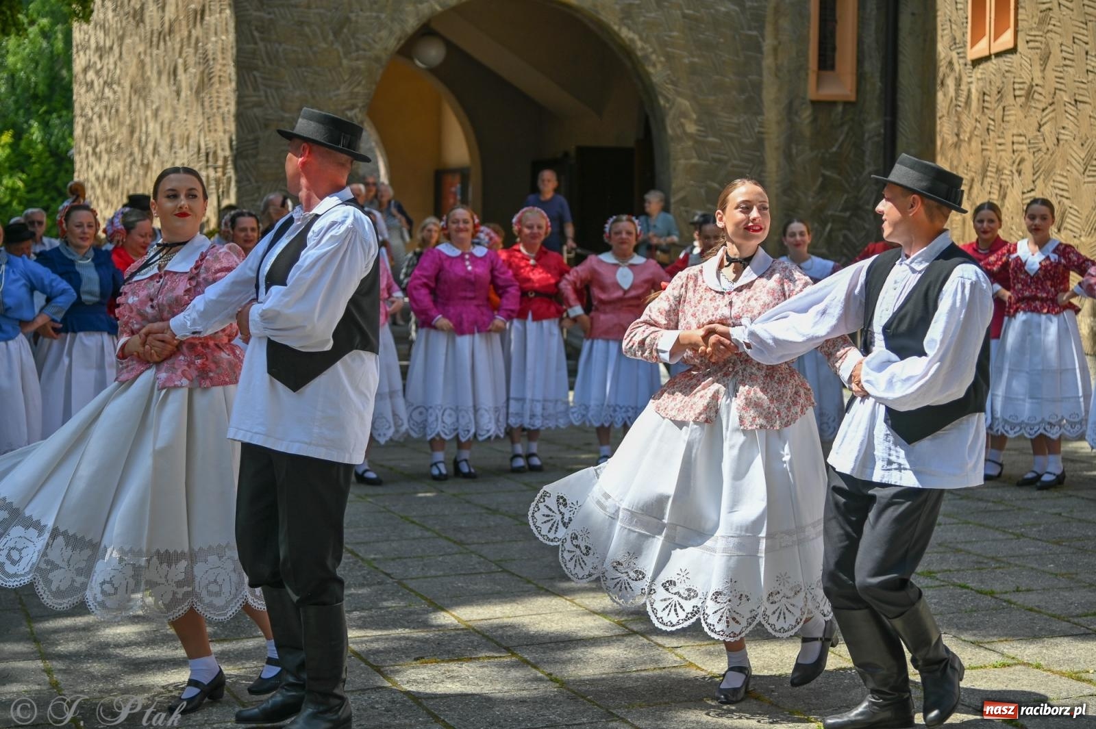 Zdjęcie w galerii na portalu naszraciborz.pl: Msza święta w okrąglaku z udziałem artystów z Chorwacji i Węgier wiadomości z regionu