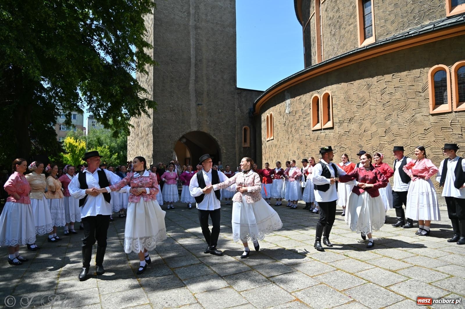 Zdjęcie w galerii na portalu naszraciborz.pl: Msza święta w okrąglaku z udziałem artystów z Chorwacji i Węgier wiadomości z regionu