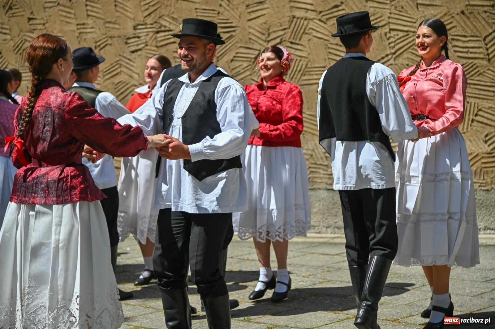 Zdjęcie w galerii na portalu naszraciborz.pl: Msza święta w okrąglaku z udziałem artystów z Chorwacji i Węgier wiadomości z regionu