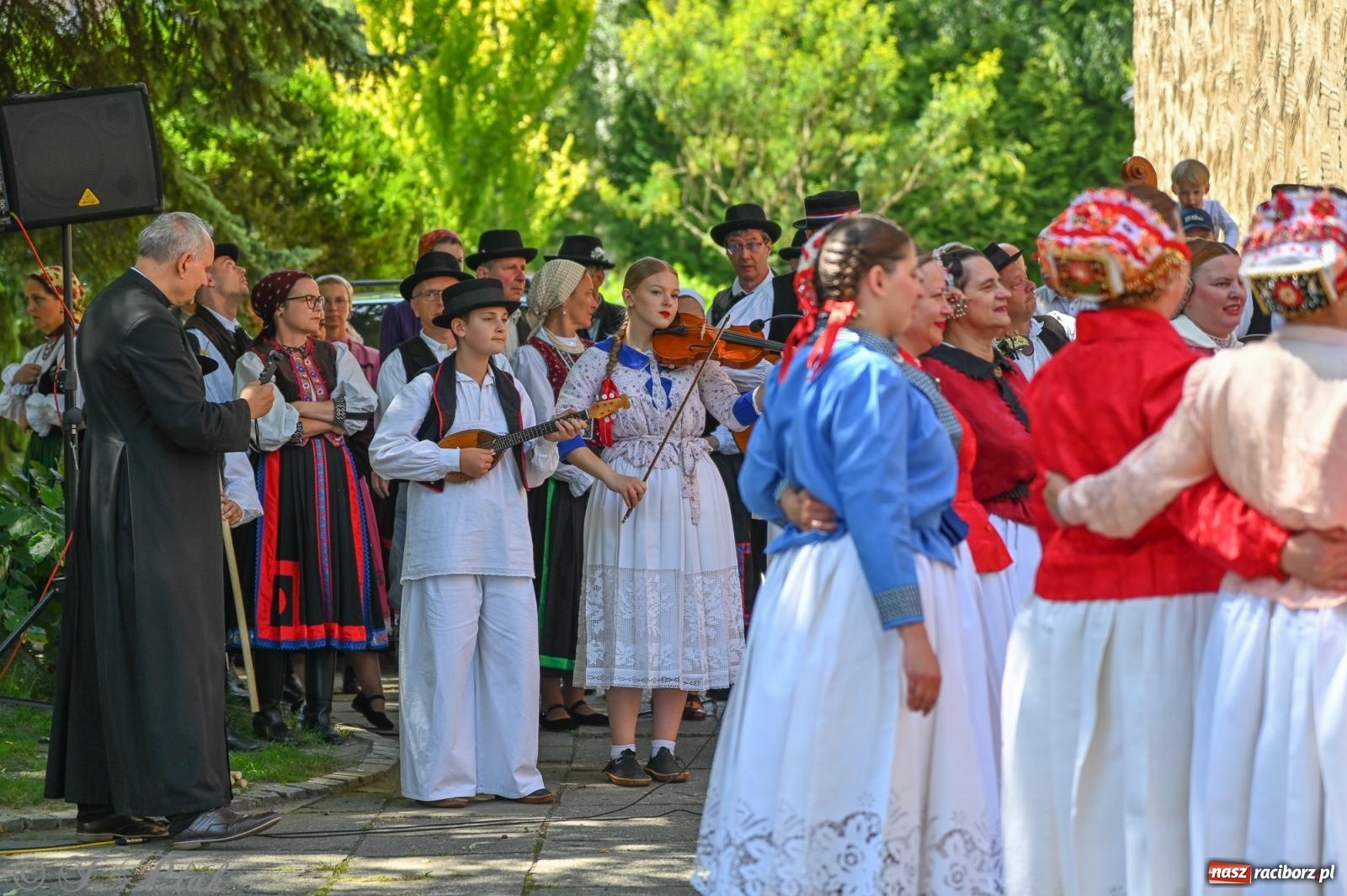 Zdjęcie w galerii na portalu naszraciborz.pl: Msza święta w okrąglaku z udziałem artystów z Chorwacji i Węgier wiadomości z regionu