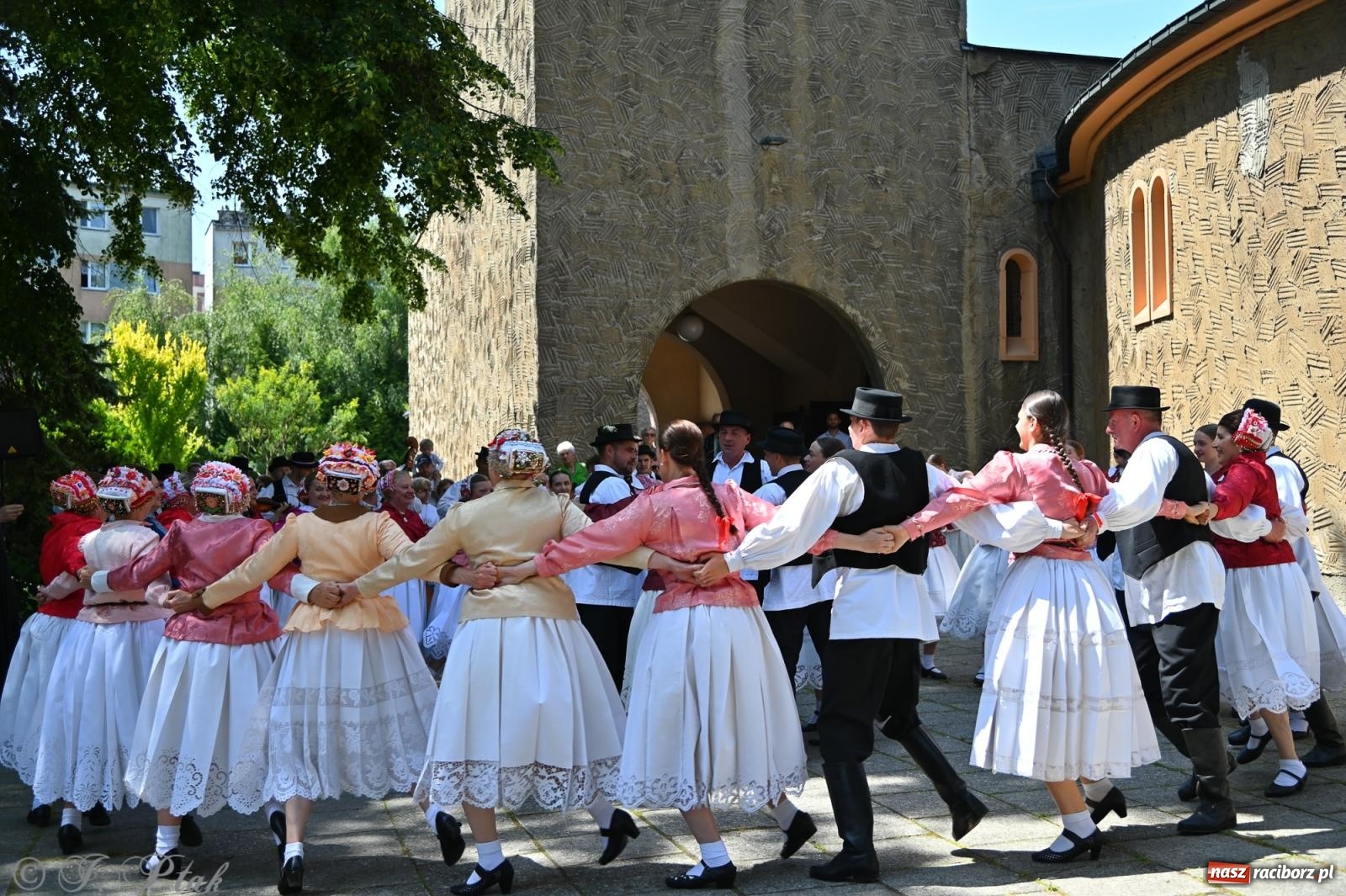 Zdjęcie w galerii na portalu naszraciborz.pl: Msza święta w okrąglaku z udziałem artystów z Chorwacji i Węgier wiadomości z regionu