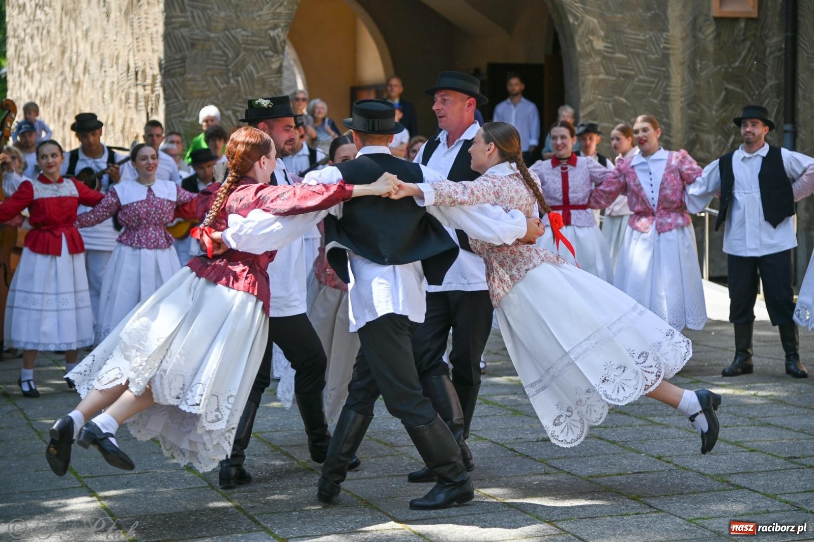 Zdjęcie w galerii na portalu naszraciborz.pl: Msza święta w okrąglaku z udziałem artystów z Chorwacji i Węgier wiadomości z regionu