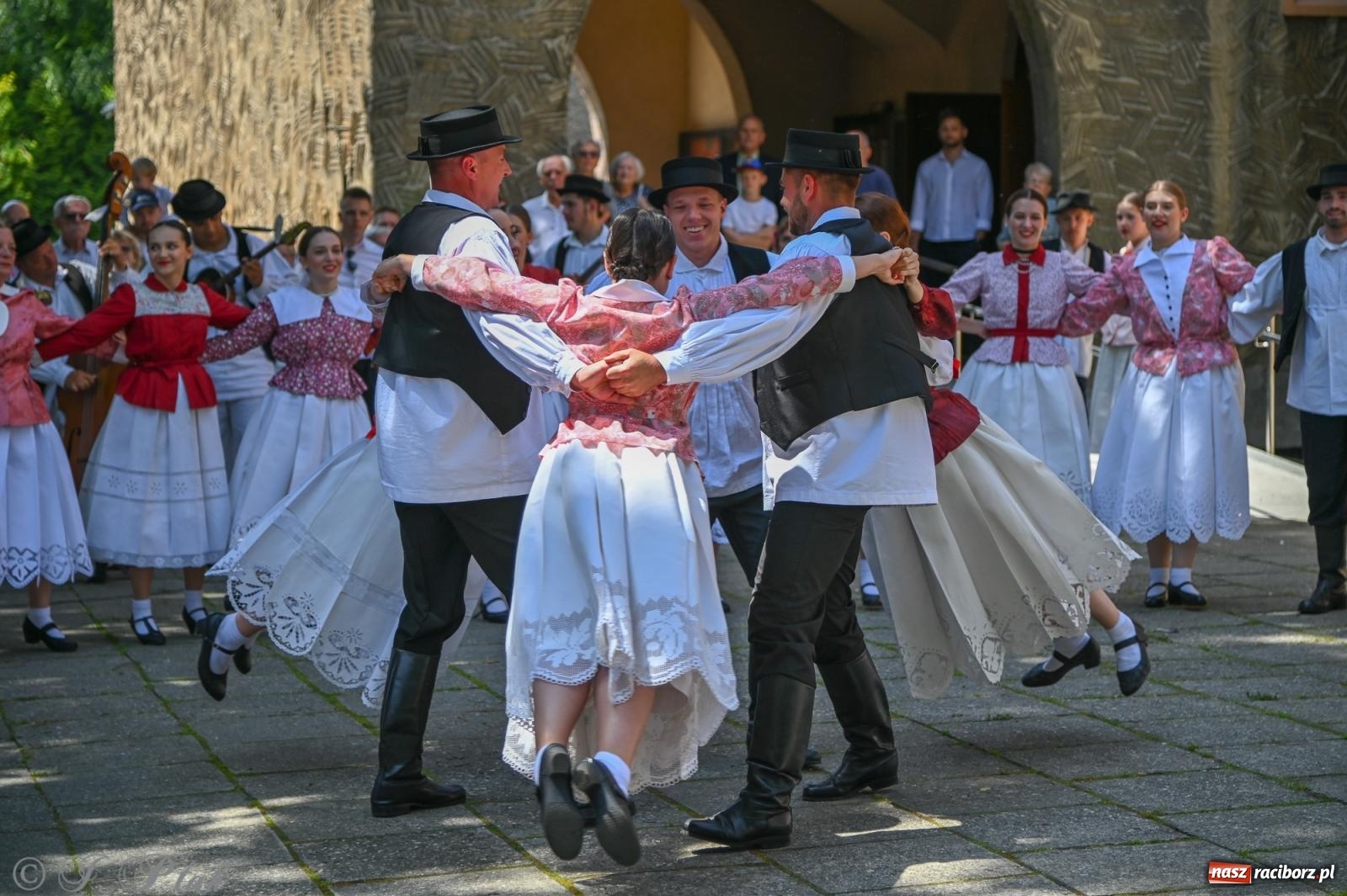 Zdjęcie w galerii na portalu naszraciborz.pl: Msza święta w okrąglaku z udziałem artystów z Chorwacji i Węgier wiadomości z regionu