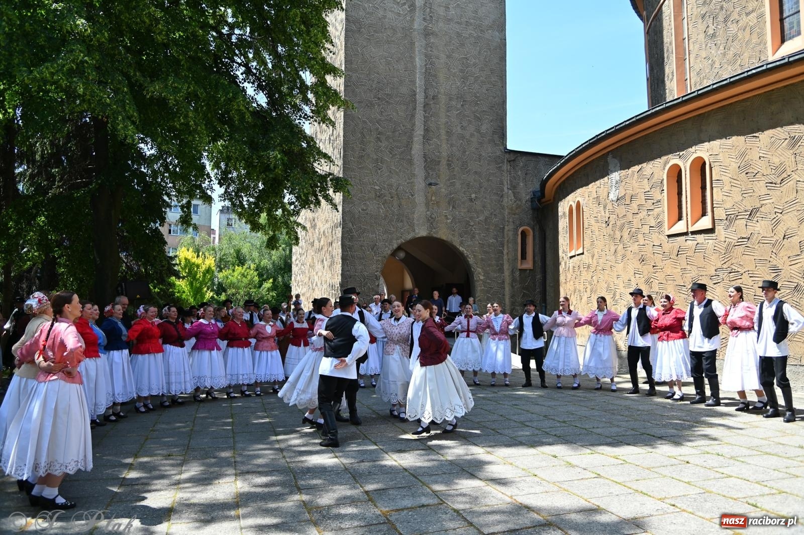 Zdjęcie w galerii na portalu naszraciborz.pl: Msza święta w okrąglaku z udziałem artystów z Chorwacji i Węgier wiadomości z regionu