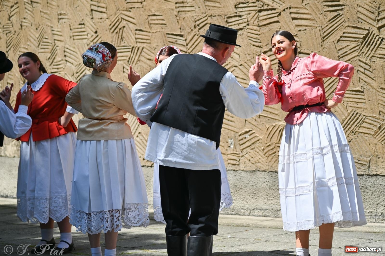 Zdjęcie w galerii na portalu naszraciborz.pl: Msza święta w okrąglaku z udziałem artystów z Chorwacji i Węgier wiadomości z regionu