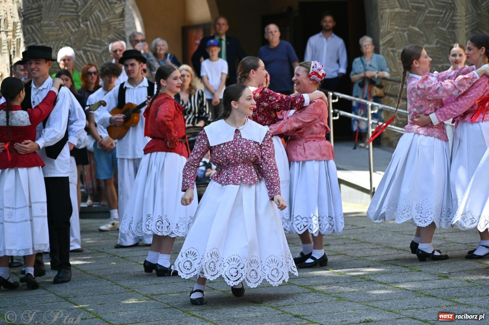 Zdjęcie w galerii na portalu naszraciborz.pl: Msza święta w okrąglaku z udziałem artystów z Chorwacji i Węgier wiadomości z regionu