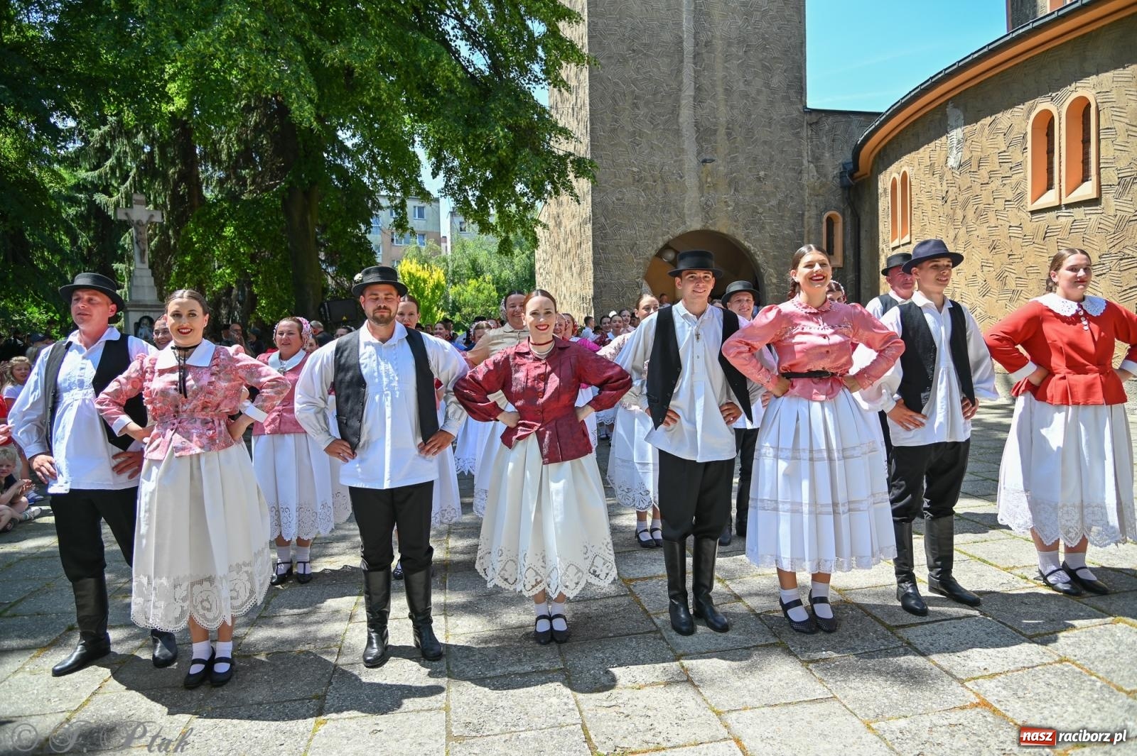 Zdjęcie w galerii na portalu naszraciborz.pl: Msza święta w okrąglaku z udziałem artystów z Chorwacji i Węgier wiadomości z regionu