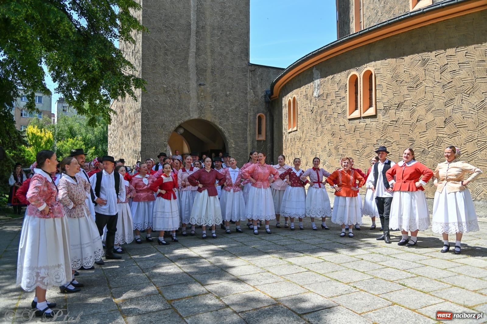 Zdjęcie w galerii na portalu naszraciborz.pl: Msza święta w okrąglaku z udziałem artystów z Chorwacji i Węgier wiadomości z regionu