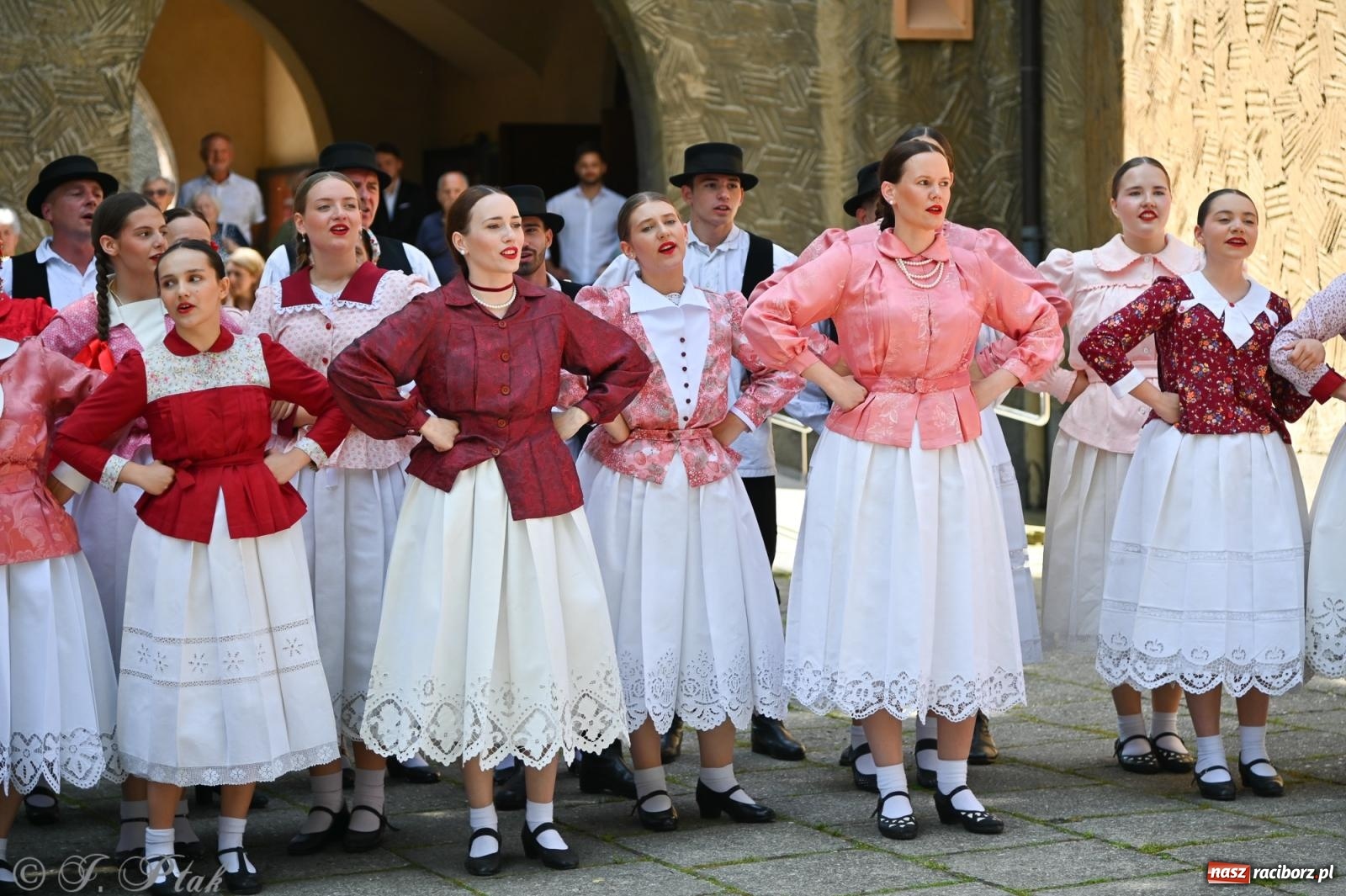 Zdjęcie w galerii na portalu naszraciborz.pl: Msza święta w okrąglaku z udziałem artystów z Chorwacji i Węgier wiadomości z regionu