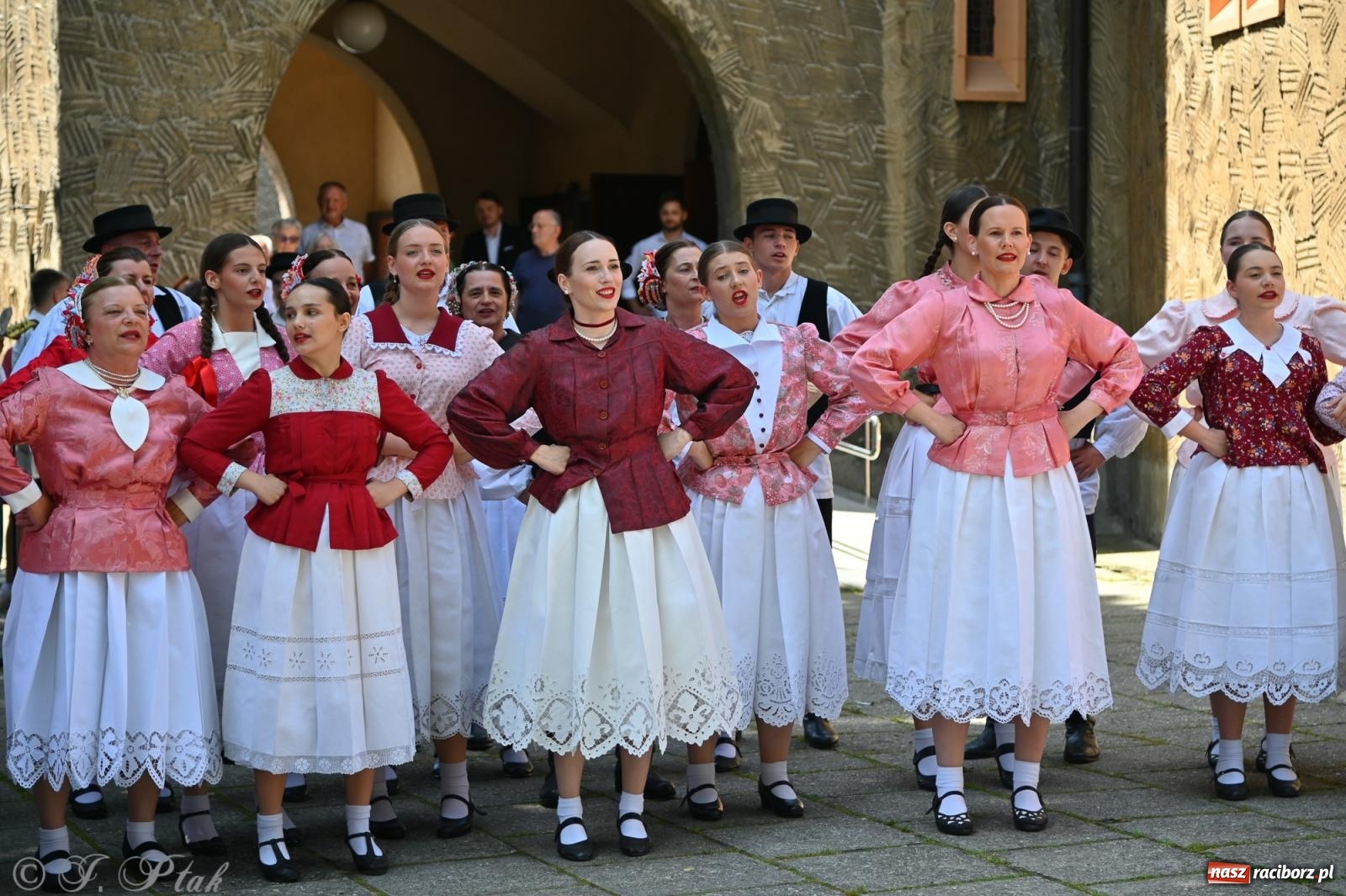 Zdjęcie w galerii na portalu naszraciborz.pl: Msza święta w okrąglaku z udziałem artystów z Chorwacji i Węgier wiadomości z regionu
