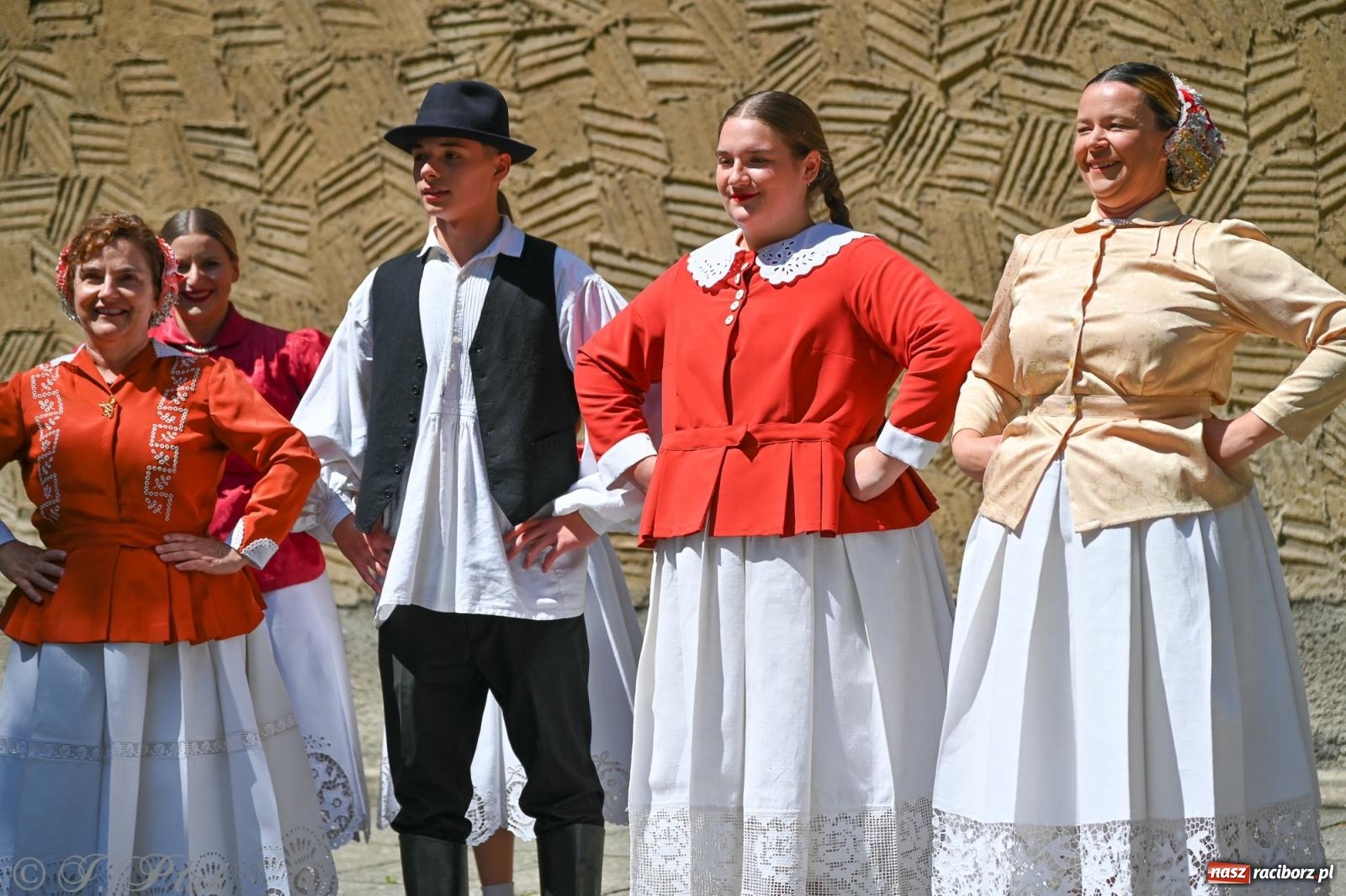 Zdjęcie w galerii na portalu naszraciborz.pl: Msza święta w okrąglaku z udziałem artystów z Chorwacji i Węgier wiadomości z regionu