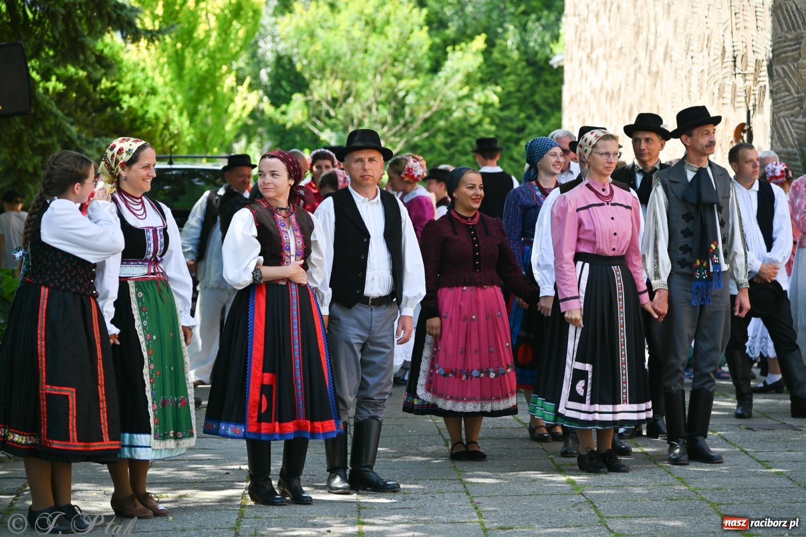 Zdjęcie w galerii na portalu naszraciborz.pl: Msza święta w okrąglaku z udziałem artystów z Chorwacji i Węgier wiadomości z regionu