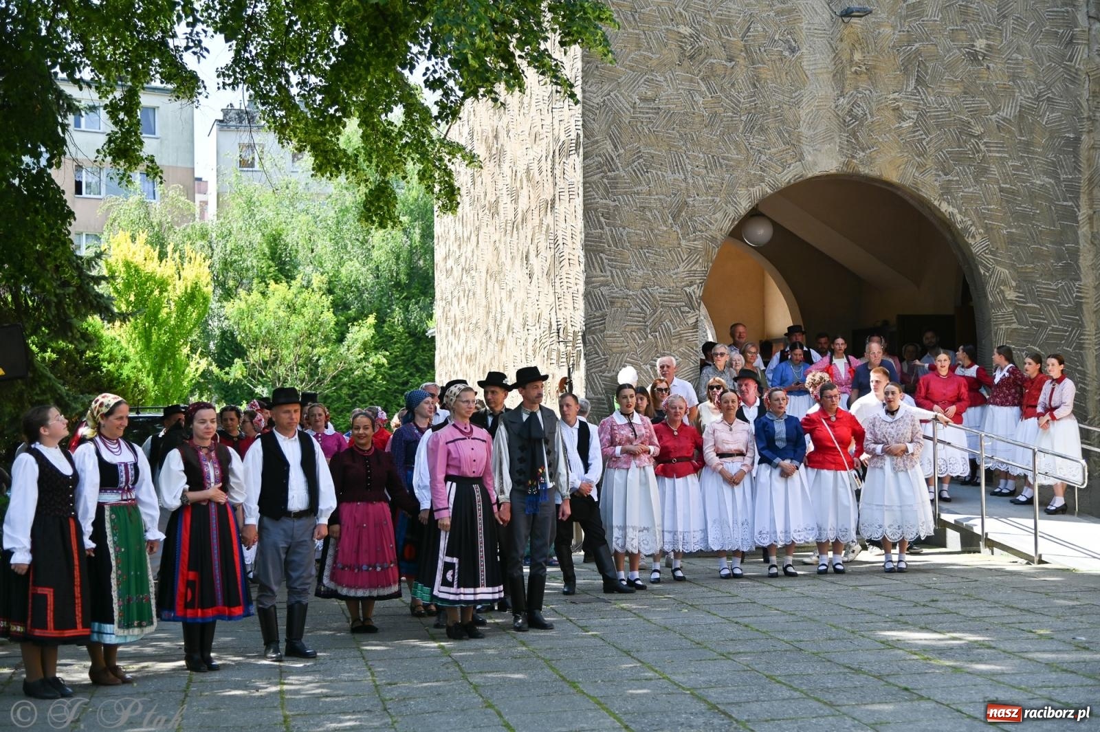 Zdjęcie w galerii na portalu naszraciborz.pl: Msza święta w okrąglaku z udziałem artystów z Chorwacji i Węgier wiadomości z regionu