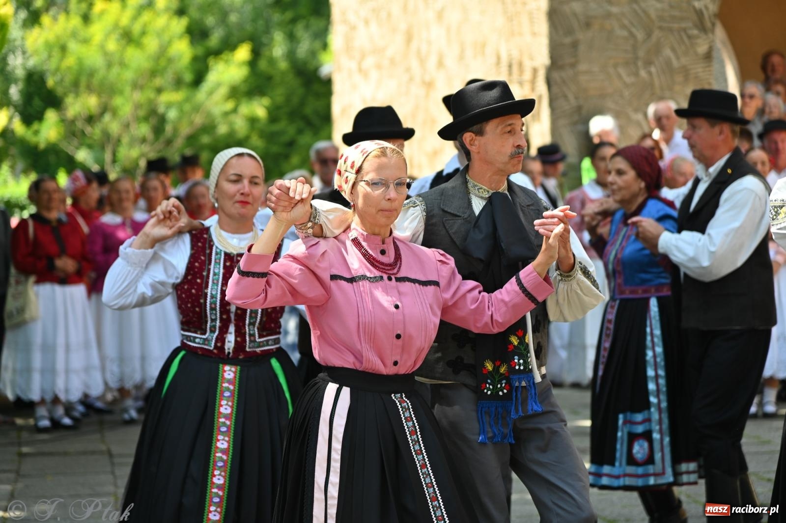 Zdjęcie w galerii na portalu naszraciborz.pl: Msza święta w okrąglaku z udziałem artystów z Chorwacji i Węgier wiadomości z regionu