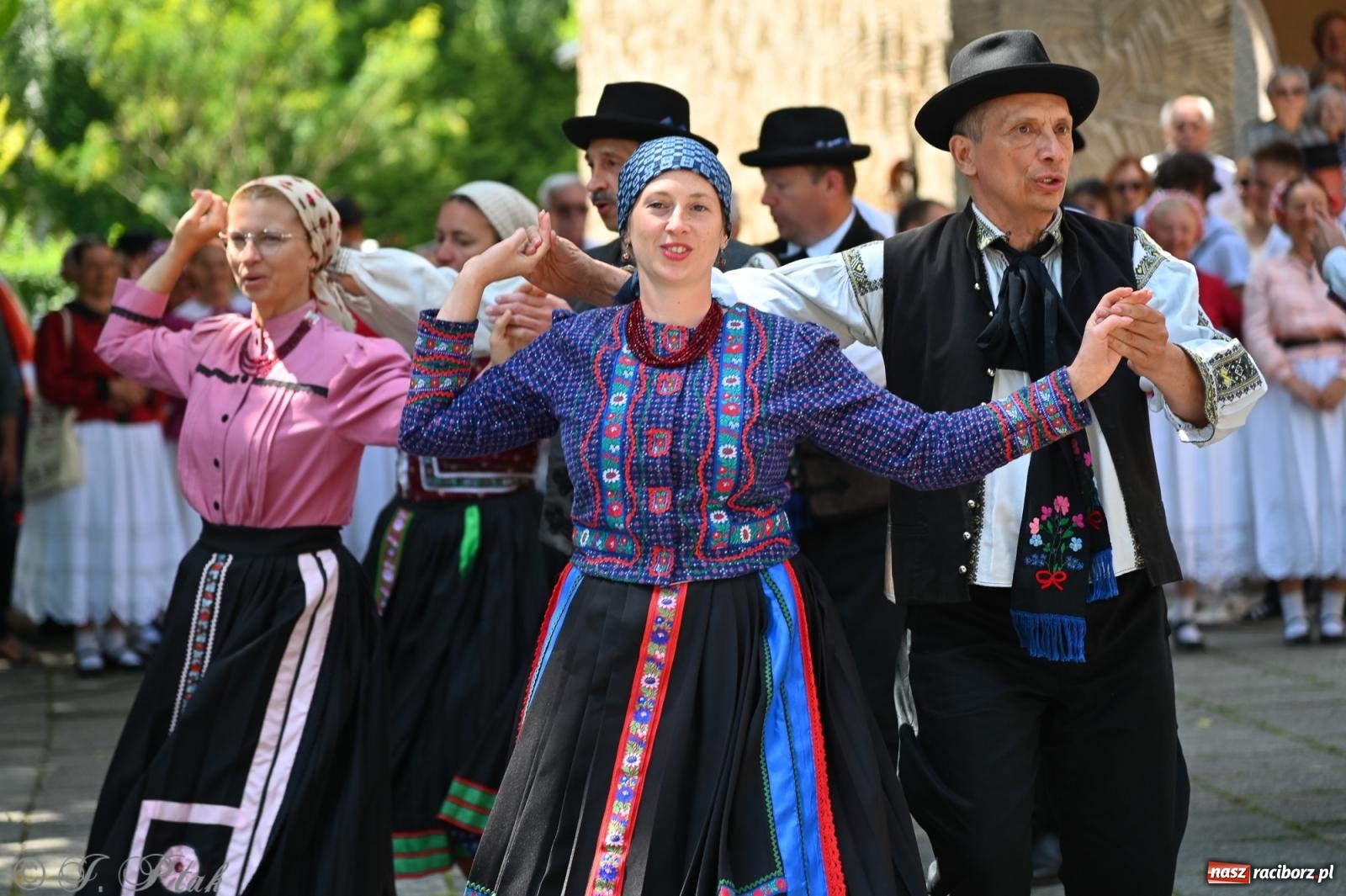 Zdjęcie w galerii na portalu naszraciborz.pl: Msza święta w okrąglaku z udziałem artystów z Chorwacji i Węgier wiadomości z regionu