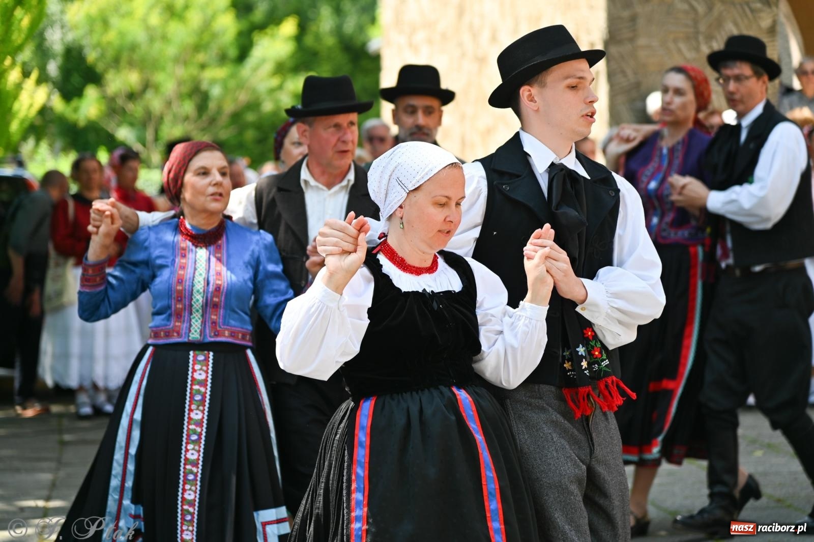 Zdjęcie w galerii na portalu naszraciborz.pl: Msza święta w okrąglaku z udziałem artystów z Chorwacji i Węgier wiadomości z regionu