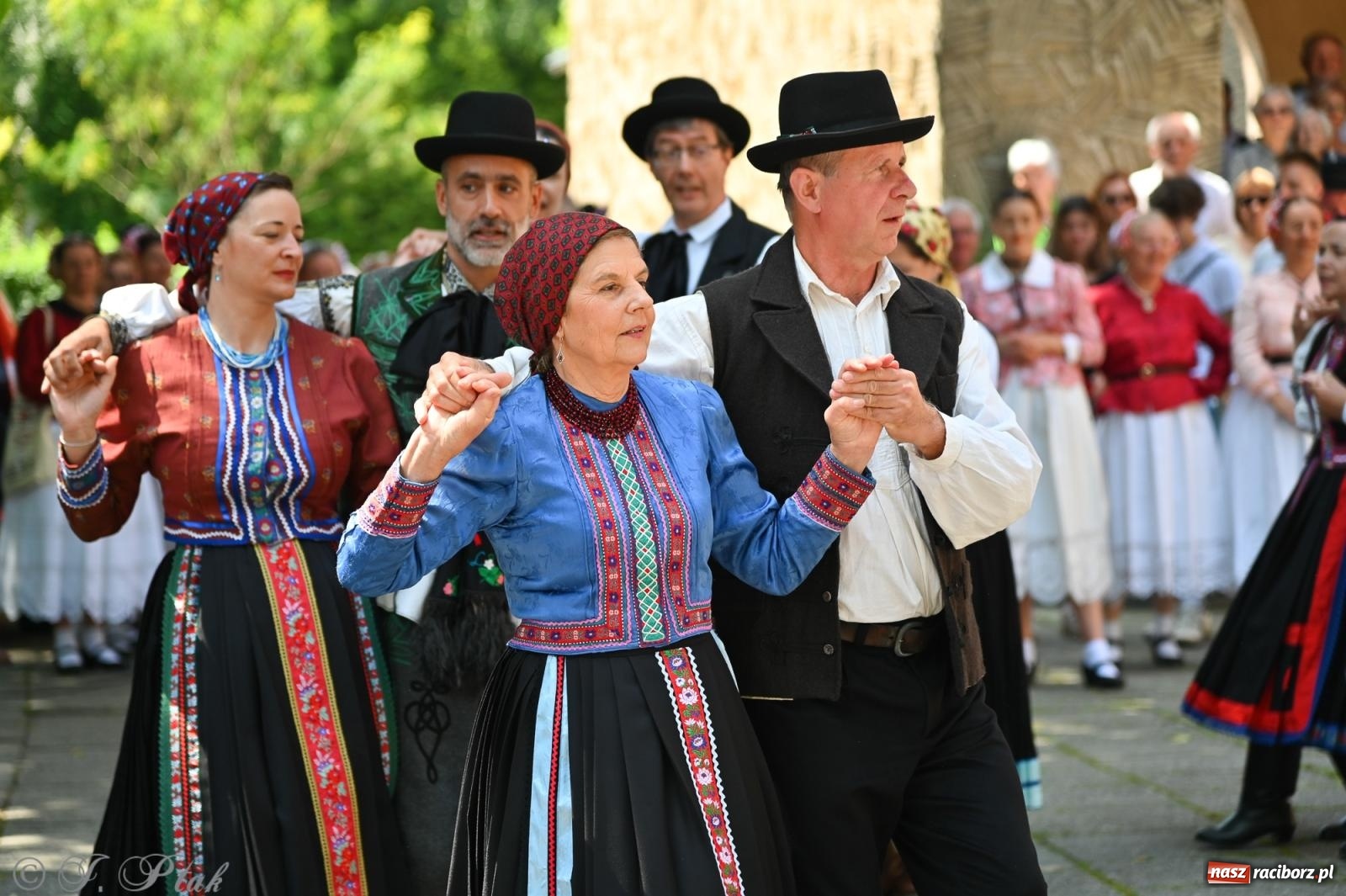 Zdjęcie w galerii na portalu naszraciborz.pl: Msza święta w okrąglaku z udziałem artystów z Chorwacji i Węgier wiadomości z regionu
