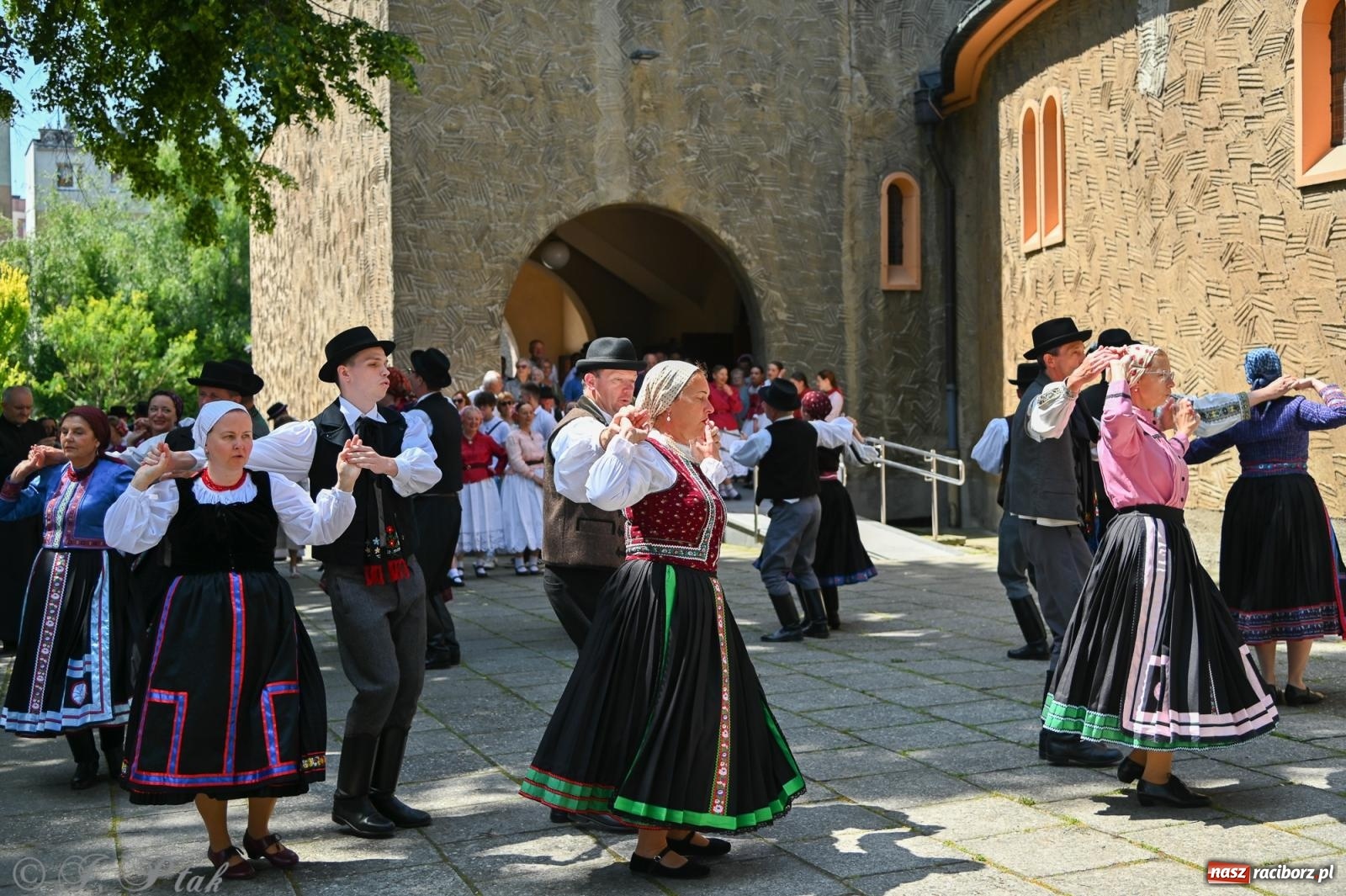 Zdjęcie w galerii na portalu naszraciborz.pl: Msza święta w okrąglaku z udziałem artystów z Chorwacji i Węgier wiadomości z regionu