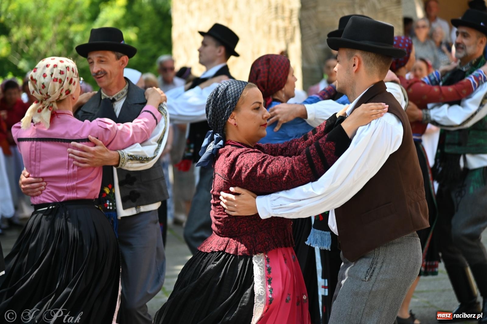 Zdjęcie w galerii na portalu naszraciborz.pl: Msza święta w okrąglaku z udziałem artystów z Chorwacji i Węgier wiadomości z regionu