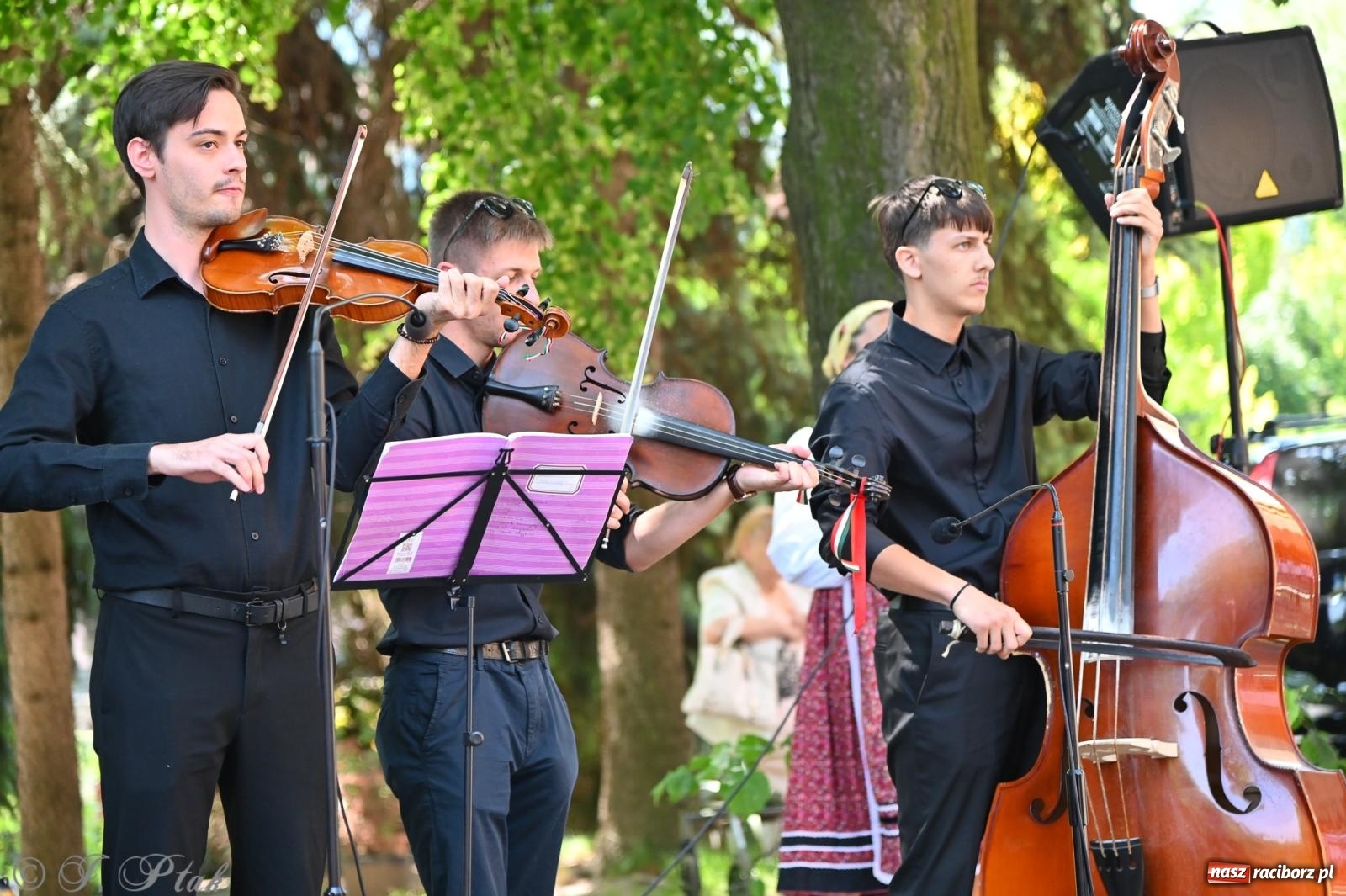 Zdjęcie w galerii na portalu naszraciborz.pl: Msza święta w okrąglaku z udziałem artystów z Chorwacji i Węgier wiadomości z regionu