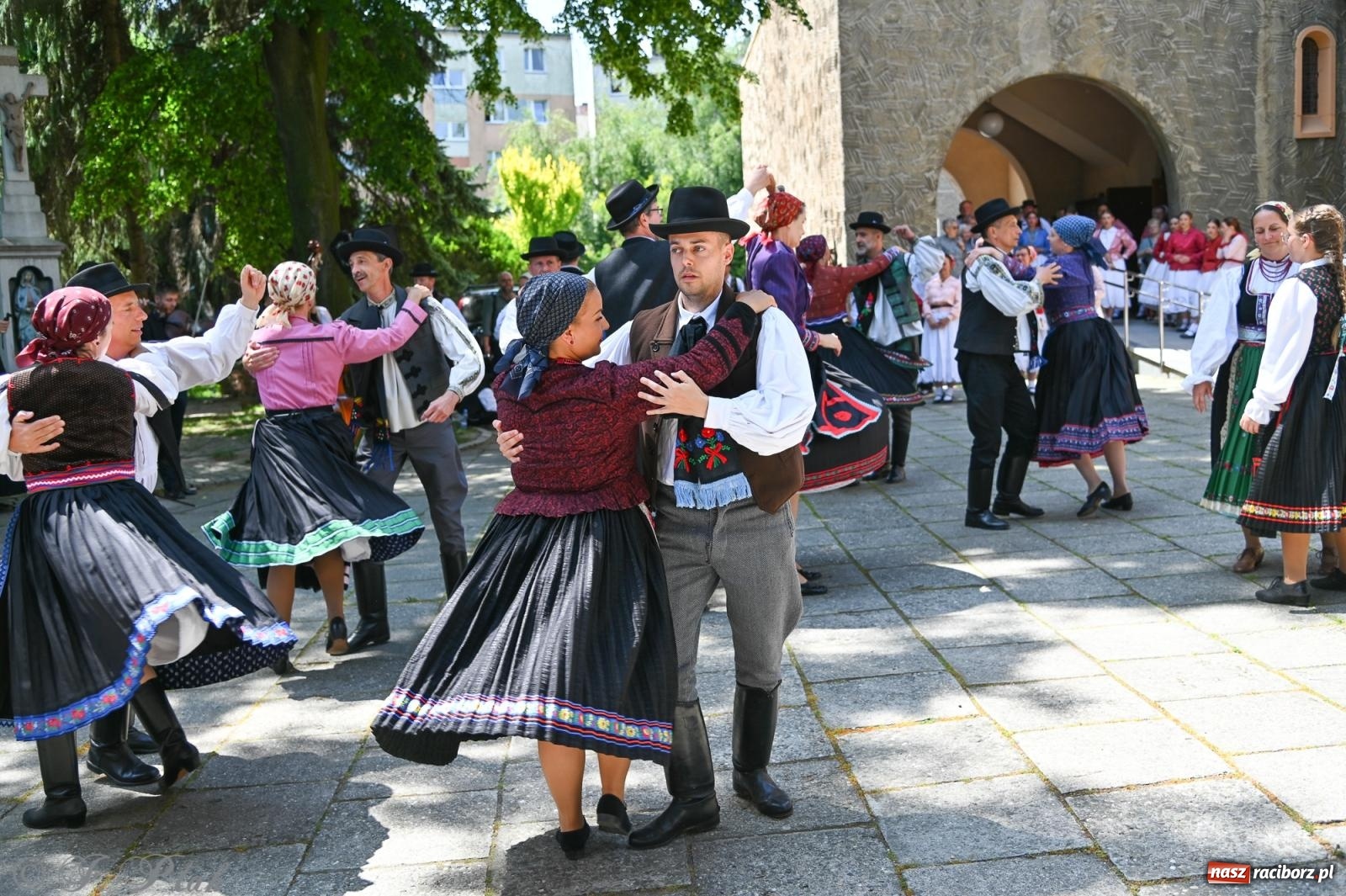 Zdjęcie w galerii na portalu naszraciborz.pl: Msza święta w okrąglaku z udziałem artystów z Chorwacji i Węgier wiadomości z regionu