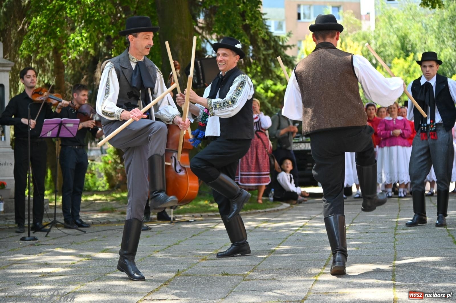 Zdjęcie w galerii na portalu naszraciborz.pl: Msza święta w okrąglaku z udziałem artystów z Chorwacji i Węgier wiadomości z regionu